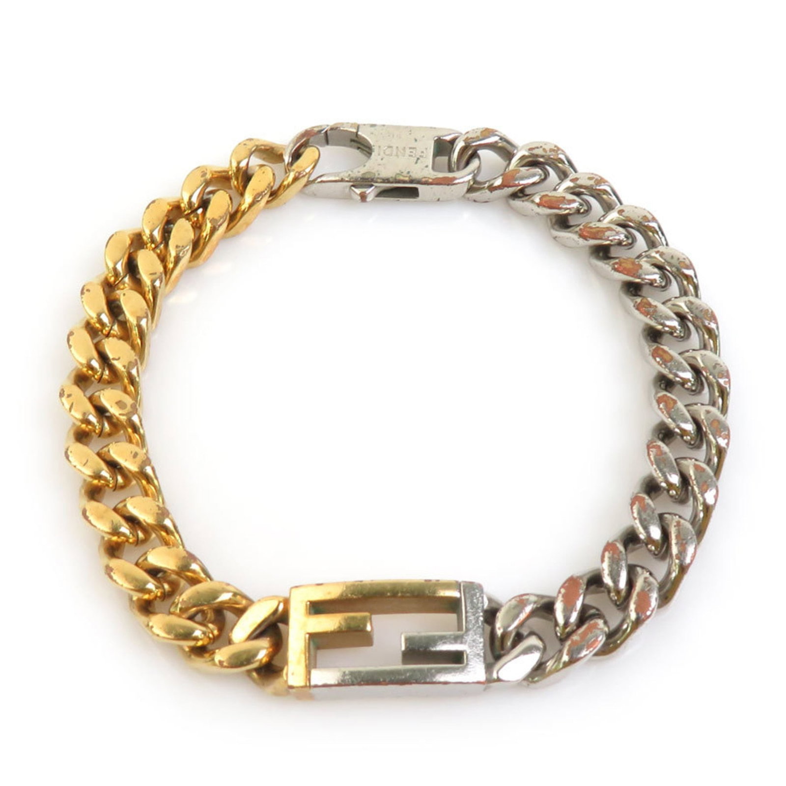 Metal Charm Fendi: Metal Charm Fendi Metal Charm Fendi bears a signature and is made from metal, available in gold and silver colors. The charm bracelet measures 17cm in length. A metal charm with the Fendi brand name