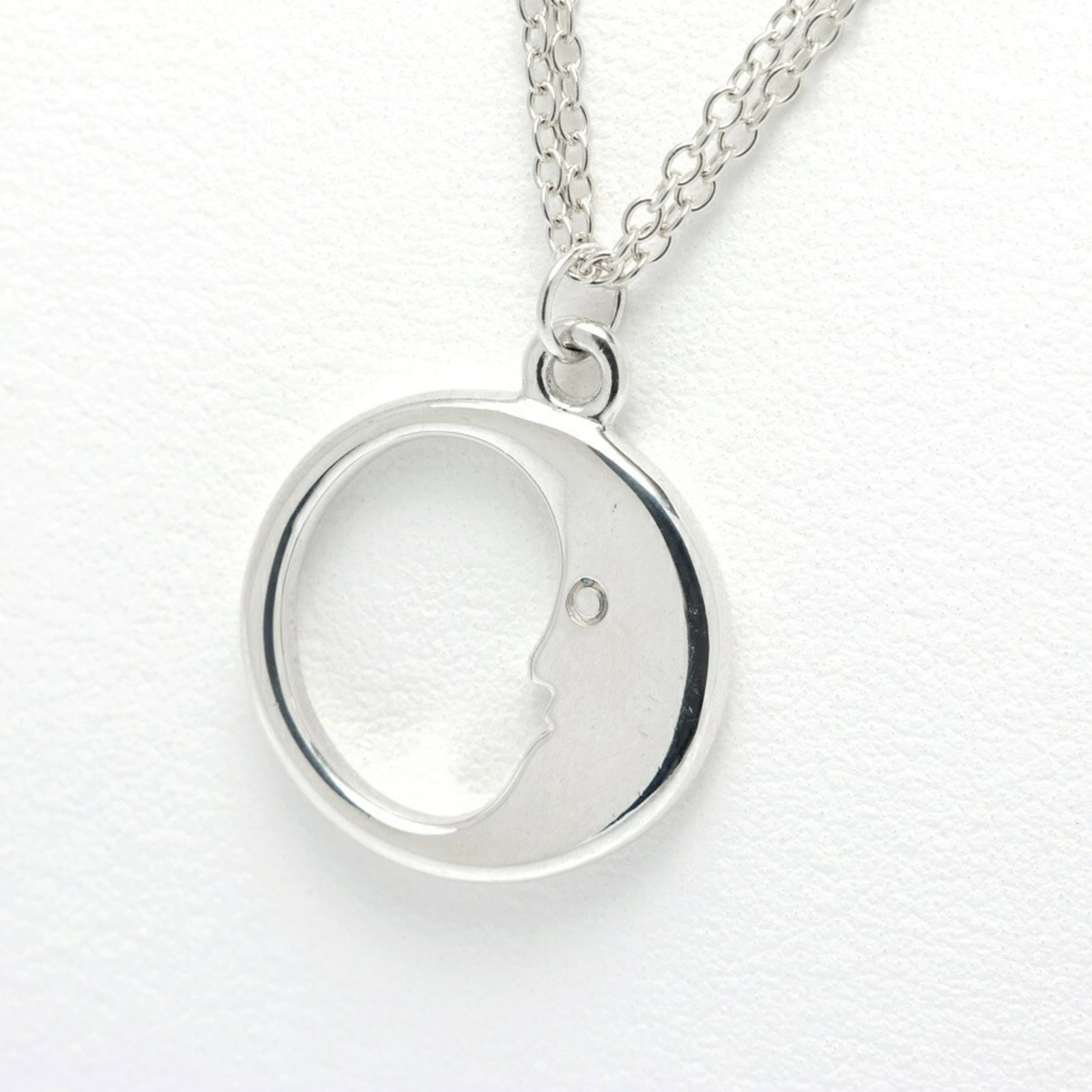 Tiffany & Co. Man In The Moon Necklace Sterling Silver (925) 41 Cm: Tiffany & Co. Man In The Moon Necklace Sterling Silver (925) 41 Cm Item Specifics: Brand: Tiffany Necklace Type: Necklace Gender: Women Material: Silver 925 Color: Silver Neck Circumference: 41 cm /