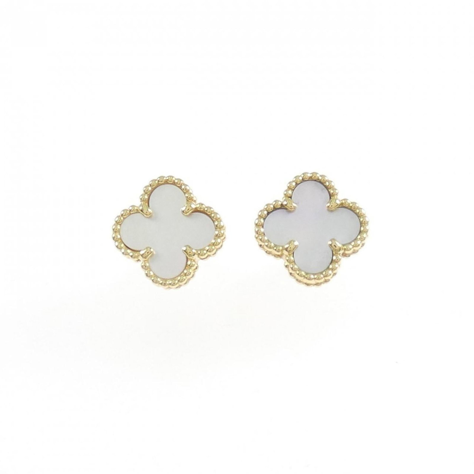 Yellow Gold 18K Van Cleef Arpels Stud Earrings: Yellow Gold 18K Van Cleef Arpels Stud Earrings Yellow gold (18K) stud earrings from Van Cleef & Arpels, bearing the brand's signature style and craftsmanship. The 9.30mm x 9.20mm dimensions make them