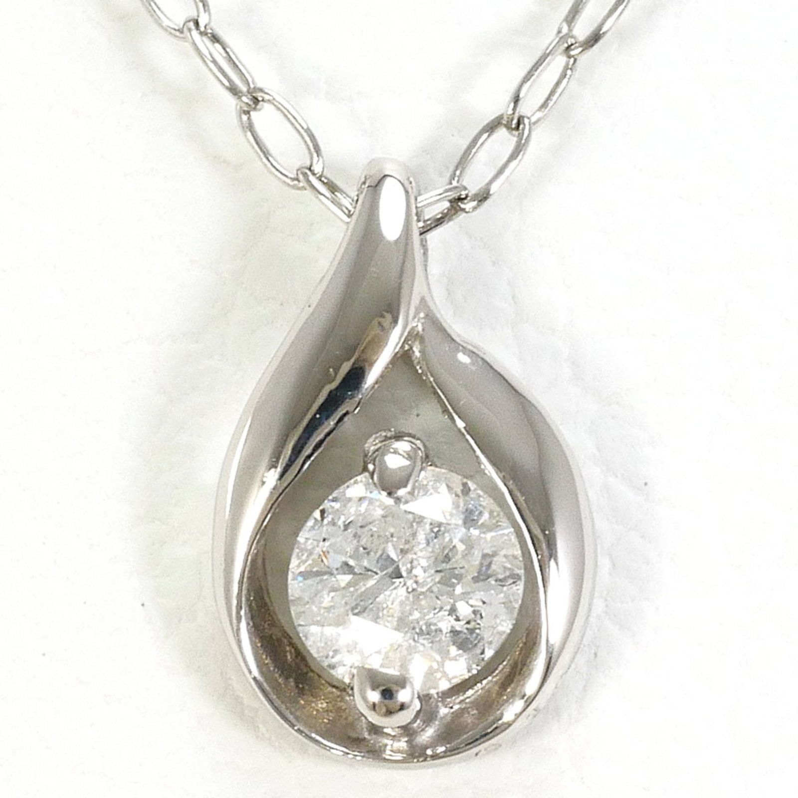 Pt900 Platinum/ Pt850 Necklace With 0.10Ct Diamond Total Weight 0.9G 41Cm Like New Condition.: Pt900 Platinum/ Pt850 Necklace With 0.10Ct Diamond Total Weight 0.9G 41Cm Like New Condition. Platinum/ Pt900 Necklace With 0.10Ct Diamond Total Weight 0.9G Features A Total Diamond Weight Of 0.10