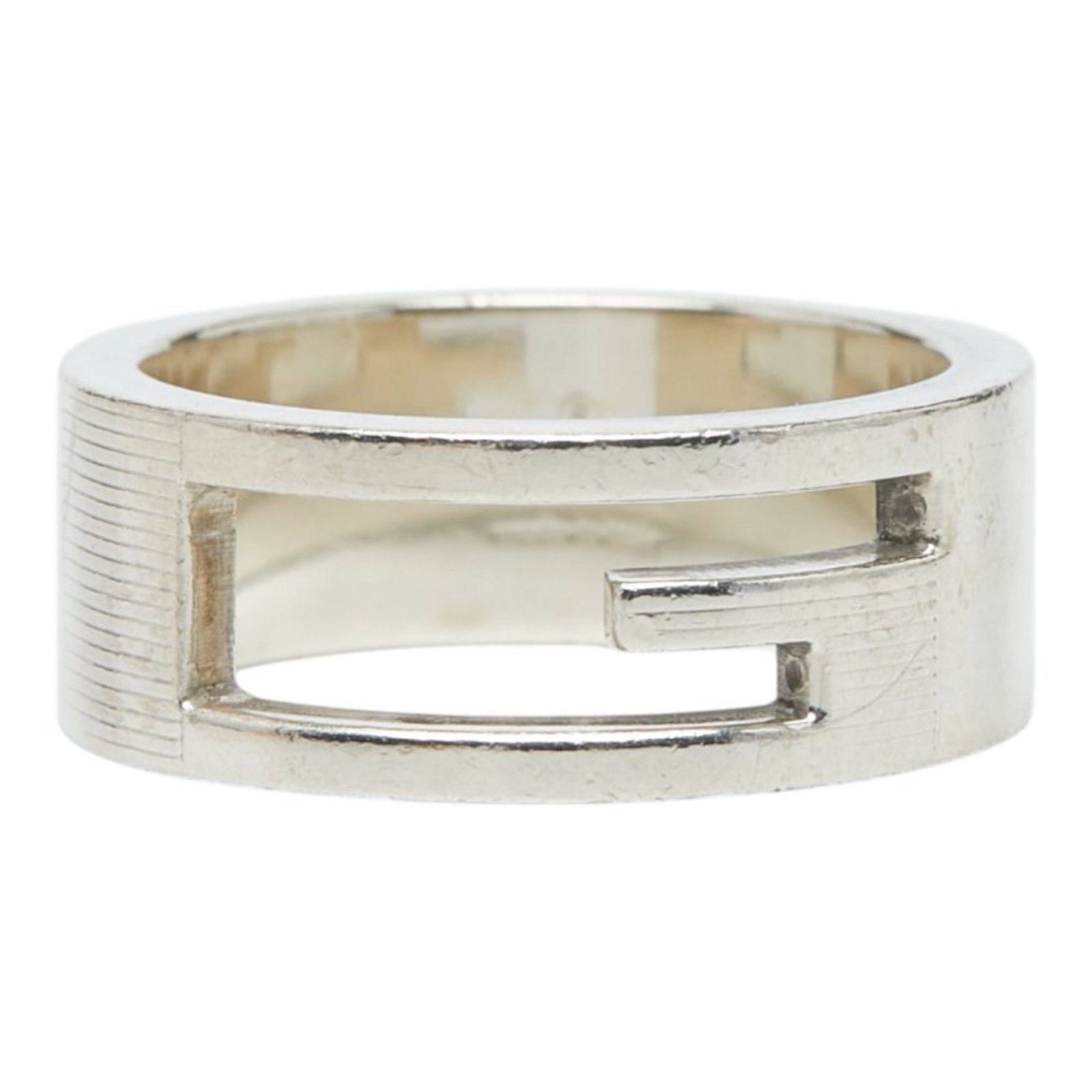 Gucci Band Ring Silver 925: Gucci Band Ring Silver 925 Silver 925 band ring from Gucci, available in US size 7 and JP size 14. This elegant piece features a sleek silver finish, perfect for adding a touch of luxury to any outfit