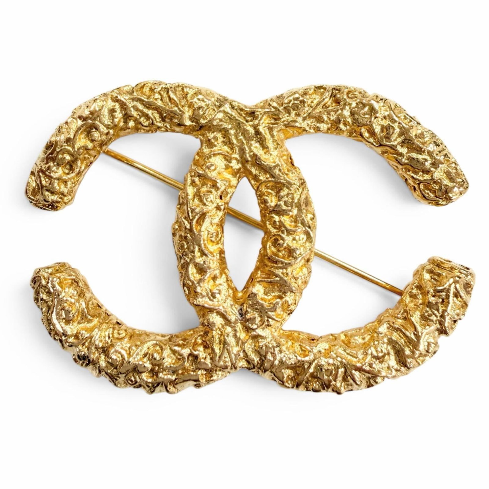 Brooch Chanel: Brooch Chanel The Brooch Chanel features a gold design with a notable signature. This French-made brooch measures 3.5cm x 5.1cm and bears a distinctive signature, adding an element of craftsmanship
