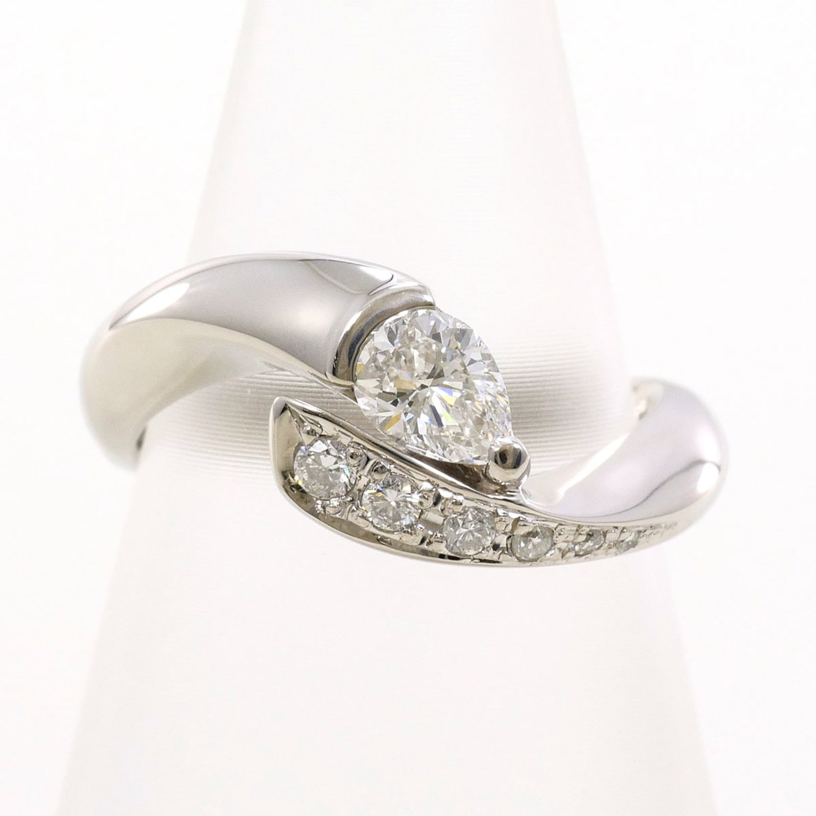 Ring Band Platinum Unbranded 900: Ring Band Platinum Unbranded 900 Platinum band ring with diamond stone, featuring a sleek design and premium platinum material. This unbranded ring boasts a US size 4 and JP size 7 fit, making it
