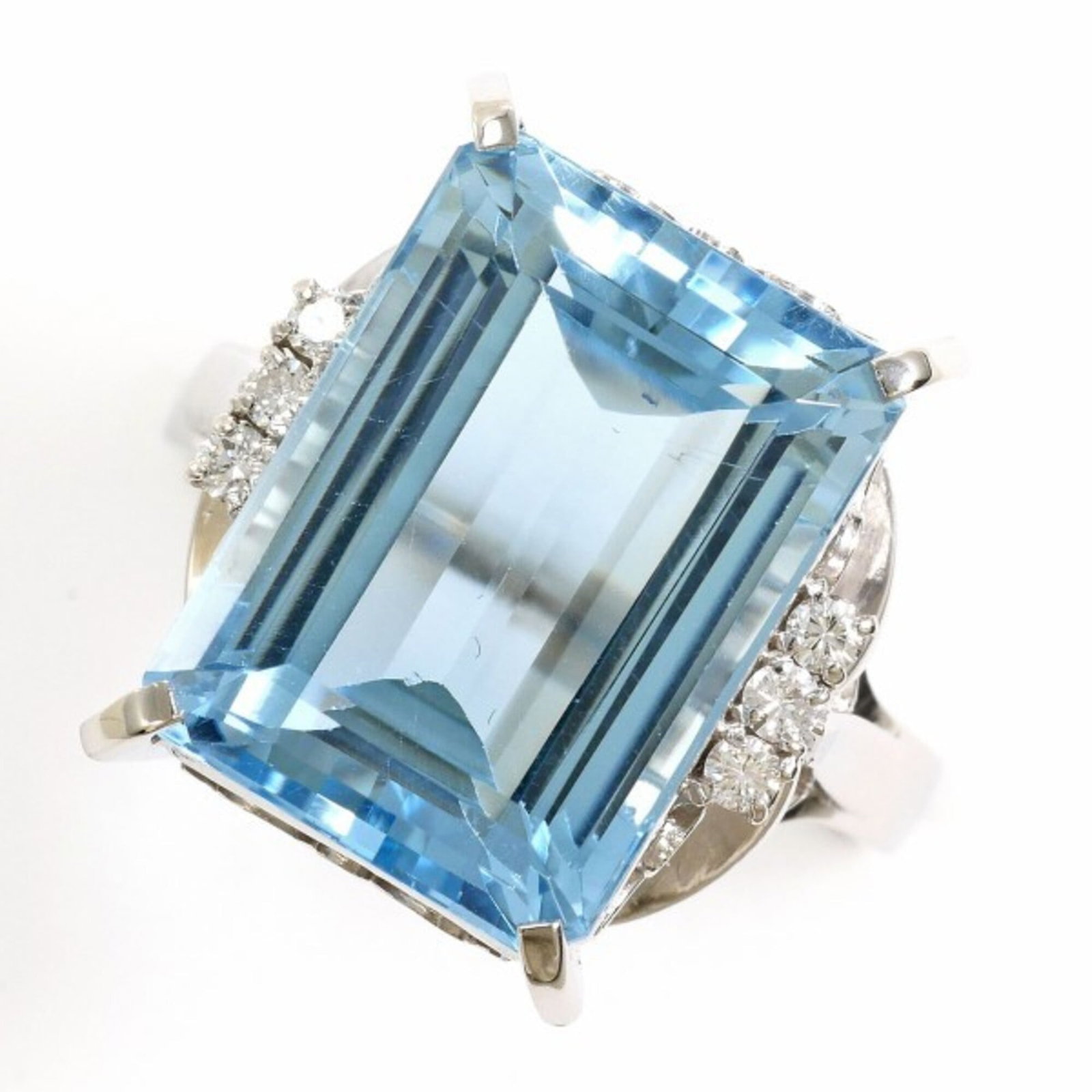 Ring Band Platinum Unbranded 900: Ring Band Platinum Unbranded 900 Platinum band ring features a stunning blue diamond and topaz stone set in platinum. The ring boasts a sleek design with a US size 6.5 and JP size 13, making it a