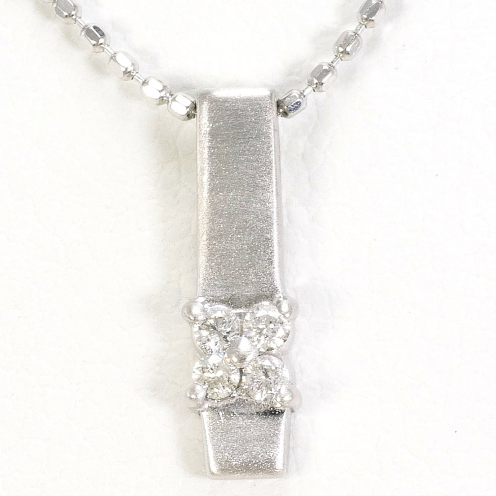 K10 10K Wg White Gold Necklace With Diamond (No Carat Marking) Total Weight 1.1G 40Cm Like New: K10 10K Wg White Gold Necklace With Diamond (No Carat Marking) Total Weight 1.1G 40Cm Like New White gold necklace with diamond pendant, featuring a total weight of 1.1g and a 40cm chain length. The