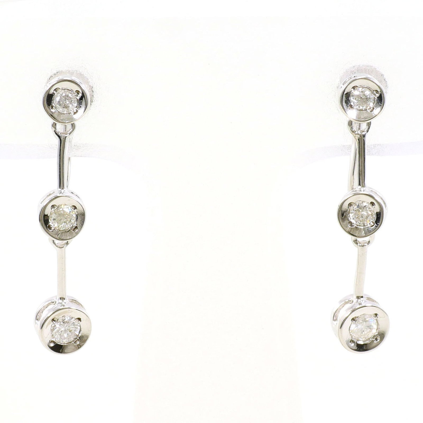 Unbranded Clip Earrings White Gold (14K): Unbranded Clip Earrings White Gold (14K) Clip earrings made from 14K white gold, featuring a diamond stone weighing 0.10 carats. These elegant earrings are crafted with high-quality white gold metal, 