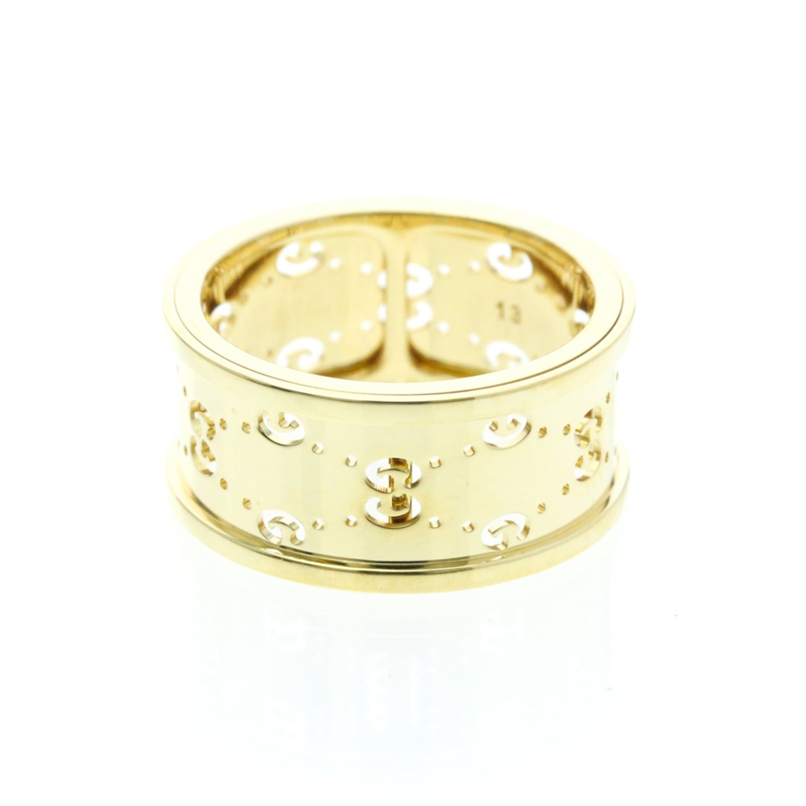 Gucci band gold ring: Gucci band gold ring Gucci's iconic Twirl ring is a statement piece featuring a sleek band design in gold metal, crafted from 18K purity. The ring boasts a width of 10mm and weighs 6.2g, making it a