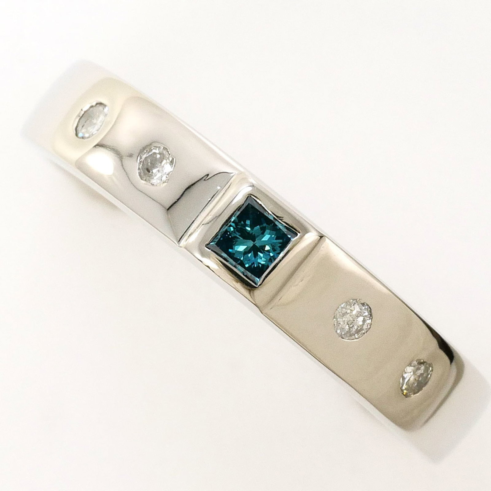 Ring Band Platinum Unbranded 900: Ring Band Platinum Unbranded 900 Platinum band ring with a blue diamond stone, available in US size 6.5 and Japanese size 12. The ring features a 4mm wide band made from platinum 900 metal, weighing a