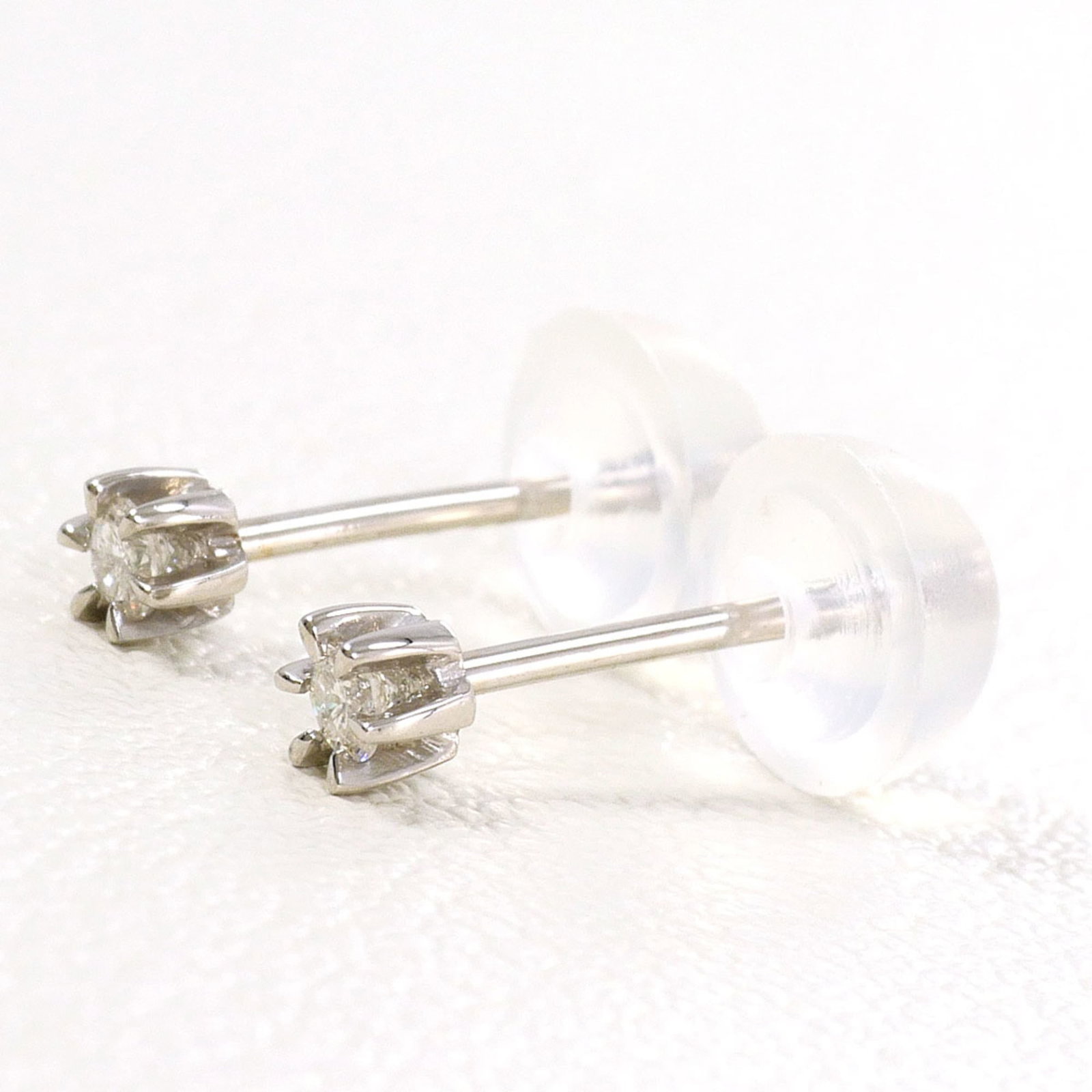Stud earrings platinum 900 unbranded: Stud earrings platinum 900 unbranded Platinum 900 stud earrings with a diamond stone, weighing in at 0.025 carats and 0.4 grams. Made from high-quality platinum metal, these elegant earrings are a