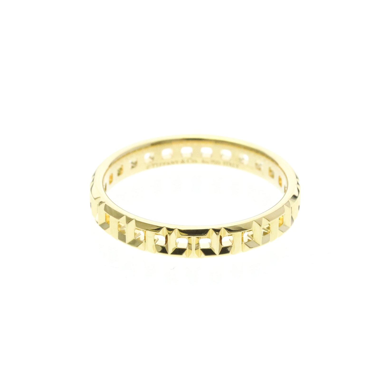 Tiffany gold ring band yellow: Tiffany gold ring band yellow Tiffany's iconic yellow gold band ring, crafted from 18K metal, offers a sleek and sophisticated design. This narrow ring features the renowned Tiffany brand and is