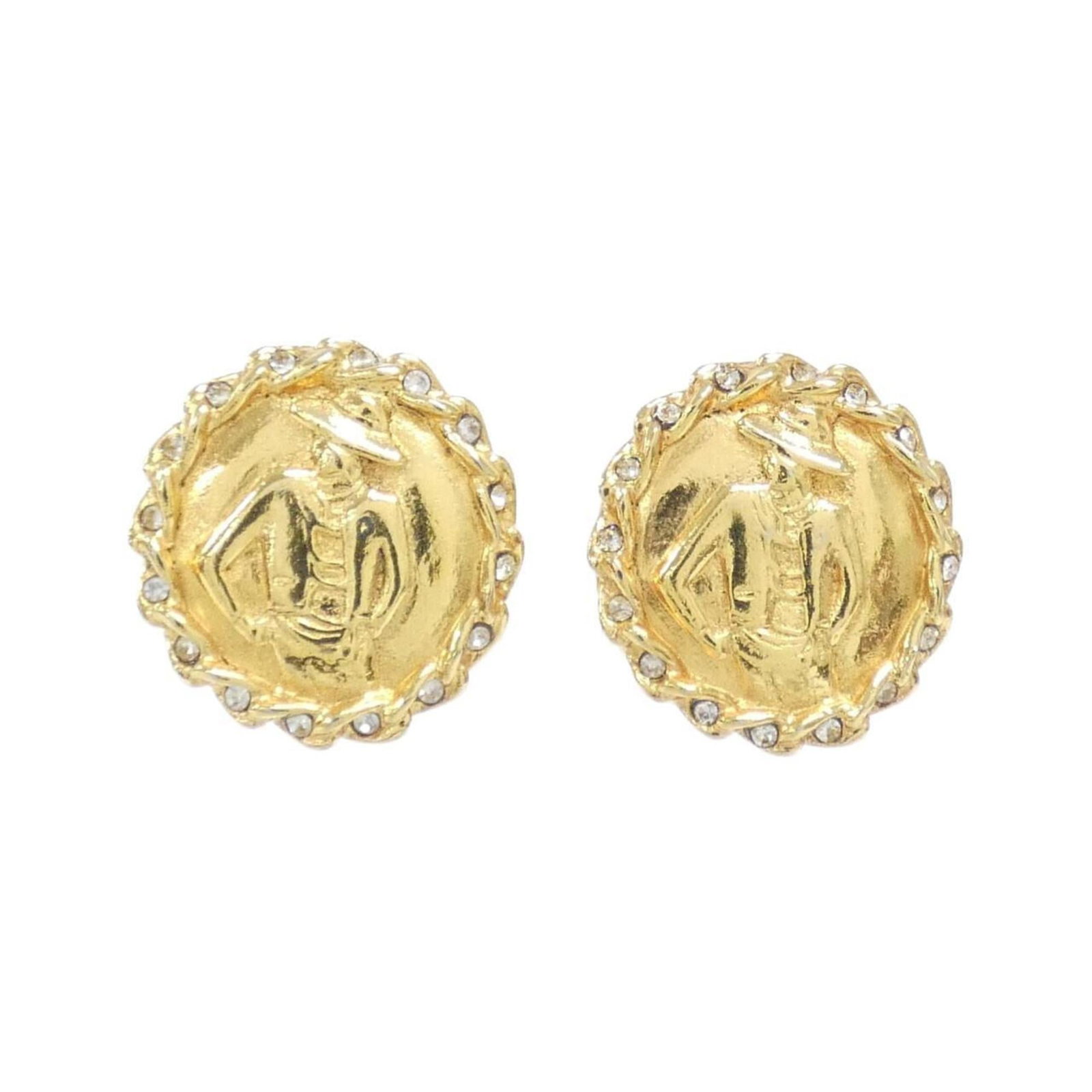 Clip earrings by Chanel: Clip earrings by Chanel Clip earrings by Chanel, crafted in gold and measuring 25.00mm x 25.00mm, showcase the brand's attention to detail with their precise size and shape. Made from a luxurious