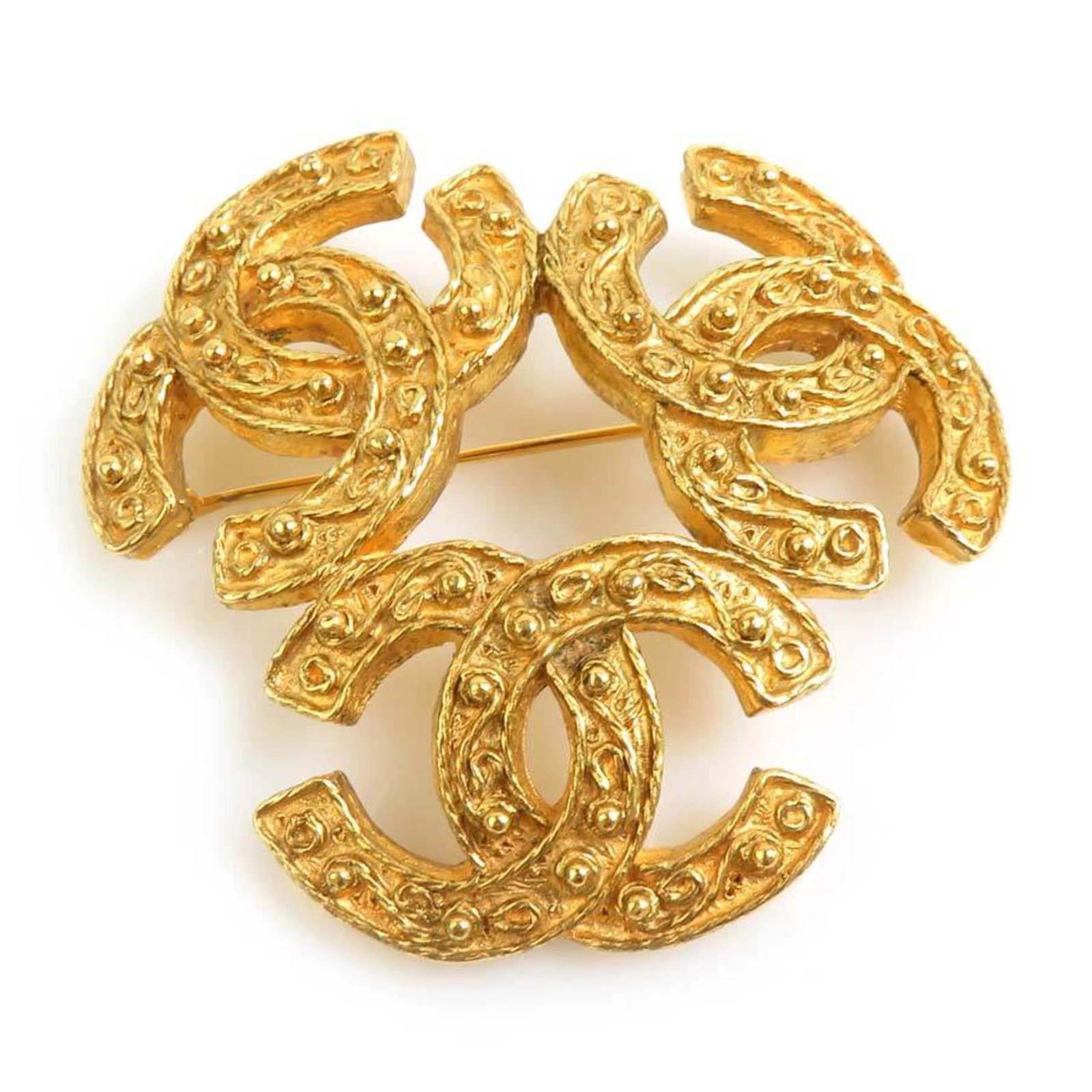 Metal Chanel Brooch: Metal Chanel Brooch Metal Chanel Brooch, crafted in gold by the renowned French fashion house. This elegant brooch measures 5cm x 5.3cm and features a sturdy metal design. A beautiful piece from the