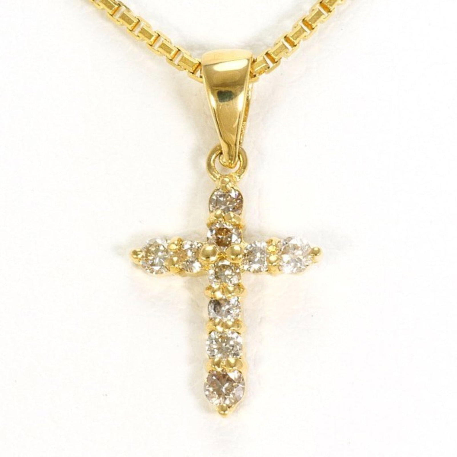 18K (18-Karat) Yellow Gold Necklace With 0.25Ct Diamond Total Weight Approx. 3.5G 40Cm Jewelry: 18K (18-Karat) Yellow Gold Necklace With 0.25Ct Diamond Total Weight Approx. 3.5G 40Cm Jewelry 18K yellow gold necklace with a total weight of approximately 3.5 grams, featuring a 0.25ct diamond that 