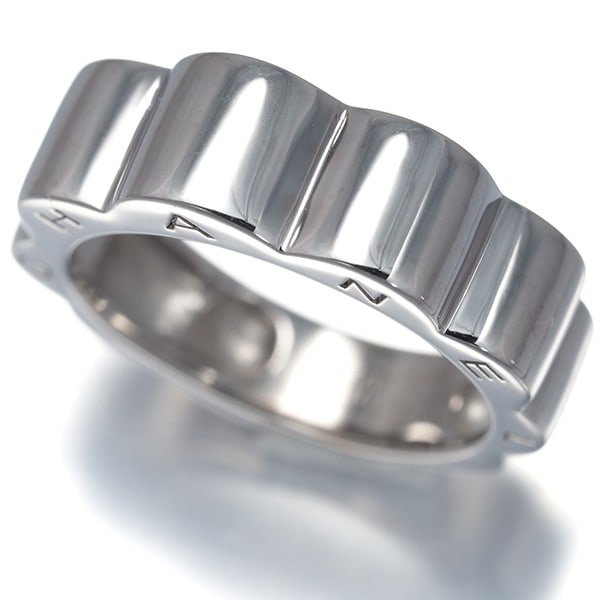 Chanel ring in white gold 750 with camelia profile and de 18k eu49: Chanel ring in white gold 750 with camelia profile and de 18k eu49 White gold Chanel ring with camelia profile, bearing the signature. This elegant piece features a de 18k EU49 finish and measures