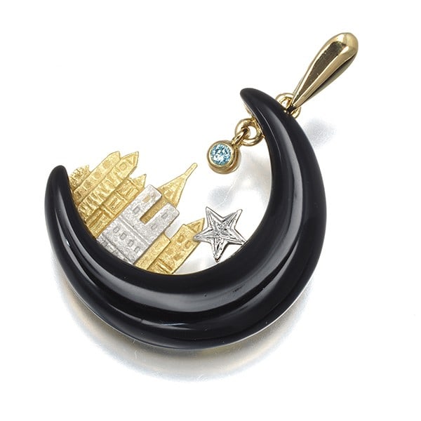 Diamond pendant black stone moon yellow gold 750 18k 900 platinum: Diamond pendant black stone moon yellow gold 750 18k 900 platinum The 18k yellow gold pendant boasts a striking moon shape, adorned with a natural diamond set in platinum. This beautiful piece