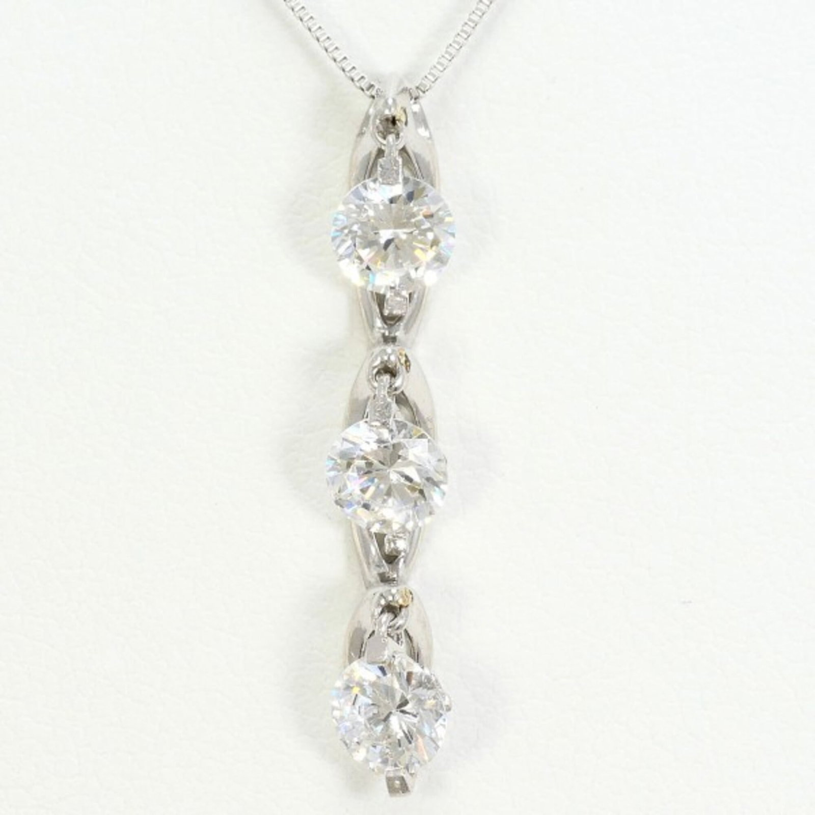 White gold necklace with cubic zirconia total weight approximately 1.9g, 39cm jewelry.: White gold necklace with cubic zirconia total weight approximately 1.9g, 39cm jewelry. White gold necklace with cubic zirconia, featuring a total weight of approximately 1.9g and a 39cm jewelry length