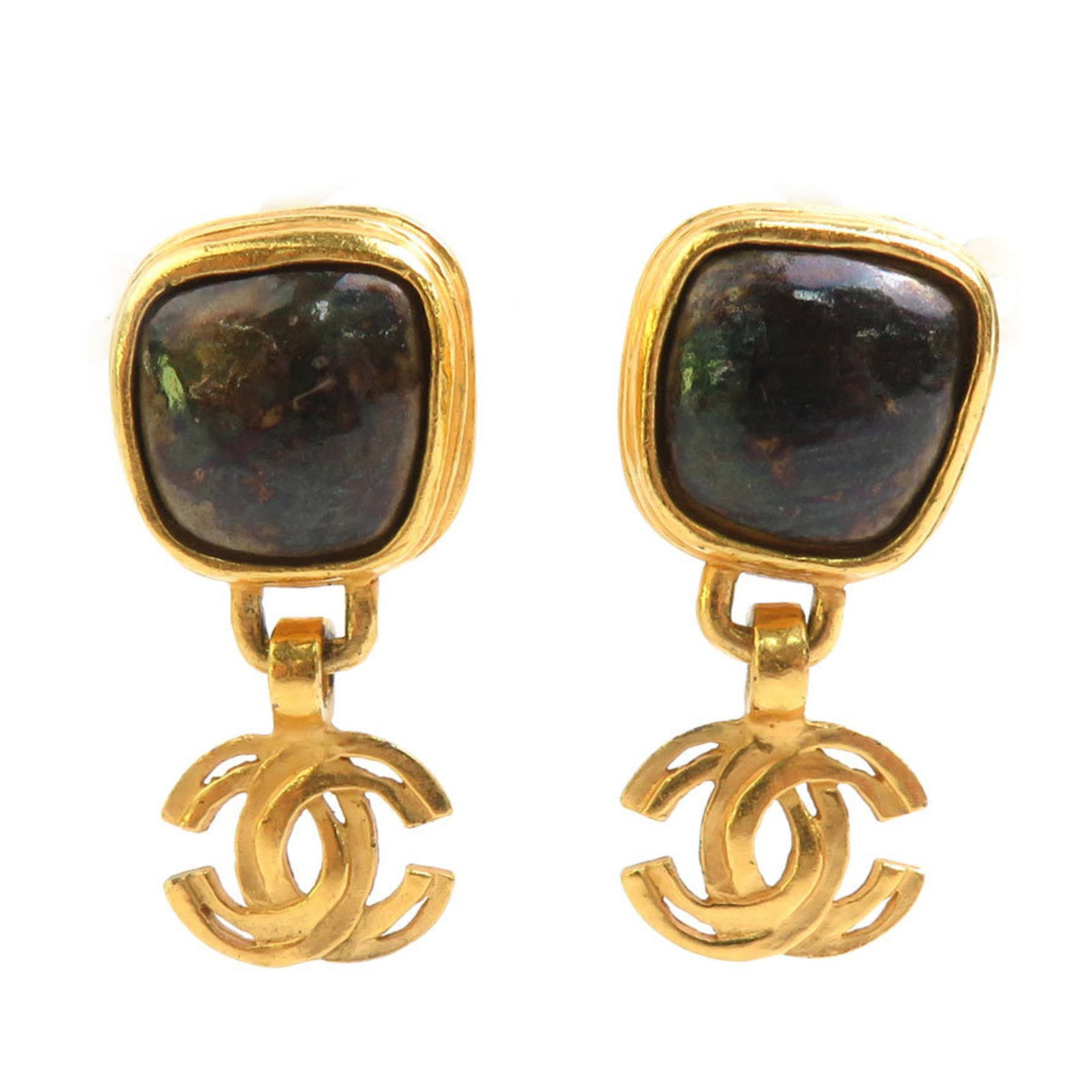 Metal clip earrings by Chanel: Metal clip earrings by Chanel Gold metal clip earrings by Chanel, made in France, with a sleek design and precise dimensions (37.00mm x 17.00mm). The item comes in its original box for added