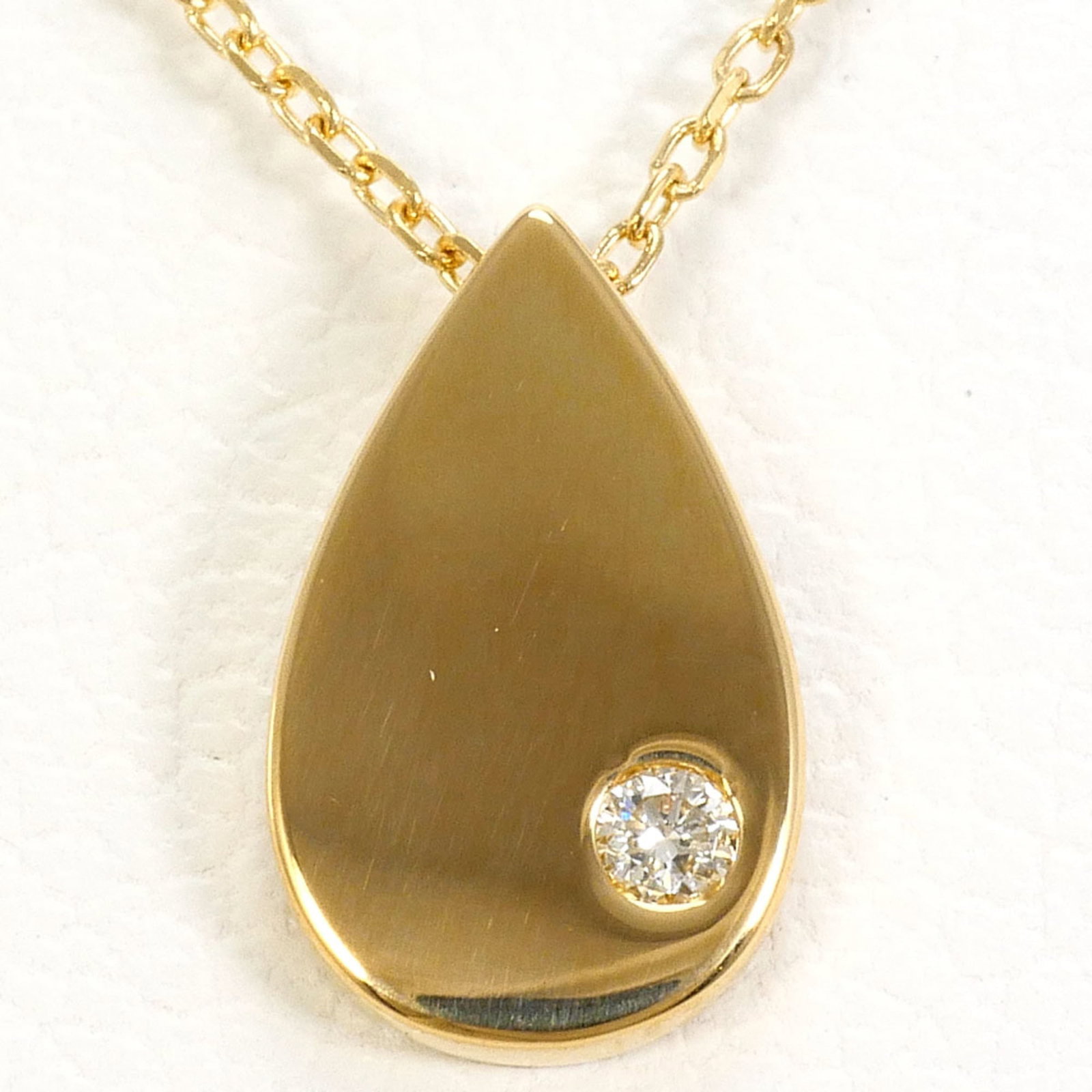 18K (18-Karat) Yellow Gold Necklace With Diamond (Carat Weight Not Stamped) Total Weight 1.1G 40Cm: 18K (18-Karat) Yellow Gold Necklace With Diamond (Carat Weight Not Stamped) Total Weight 1.1G 40Cm 18K yellow gold necklace with a total weight of 1.1g and a diamond pendant, measuring 8mm x 6mm,