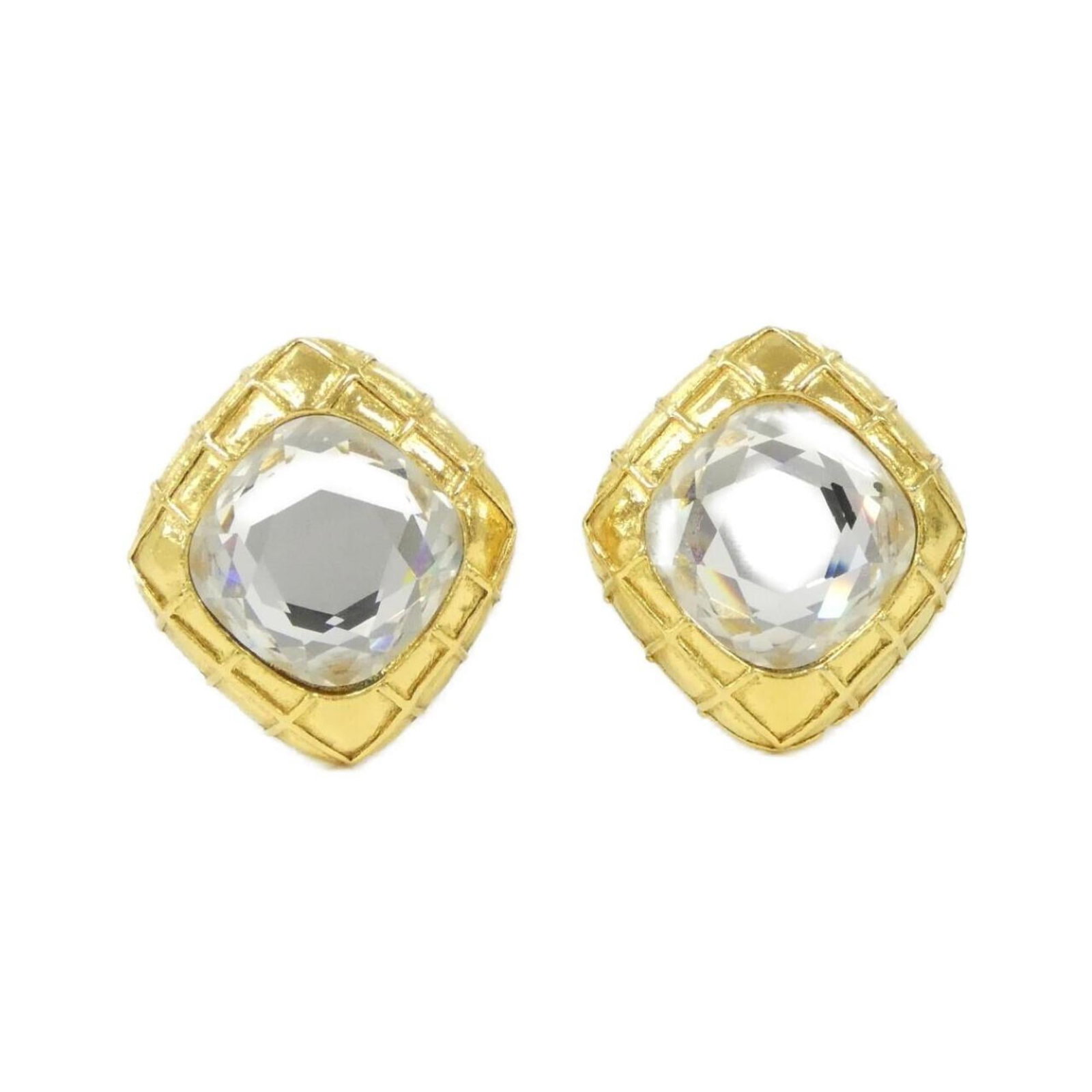 Clip earrings by Chanel: Clip earrings by Chanel Clip earrings by Chanel, featuring a gold finish and compact design. Measuring 31.00mm x 28.00mm, they come in a sturdy box for storage. A stylish accessory from the renowned