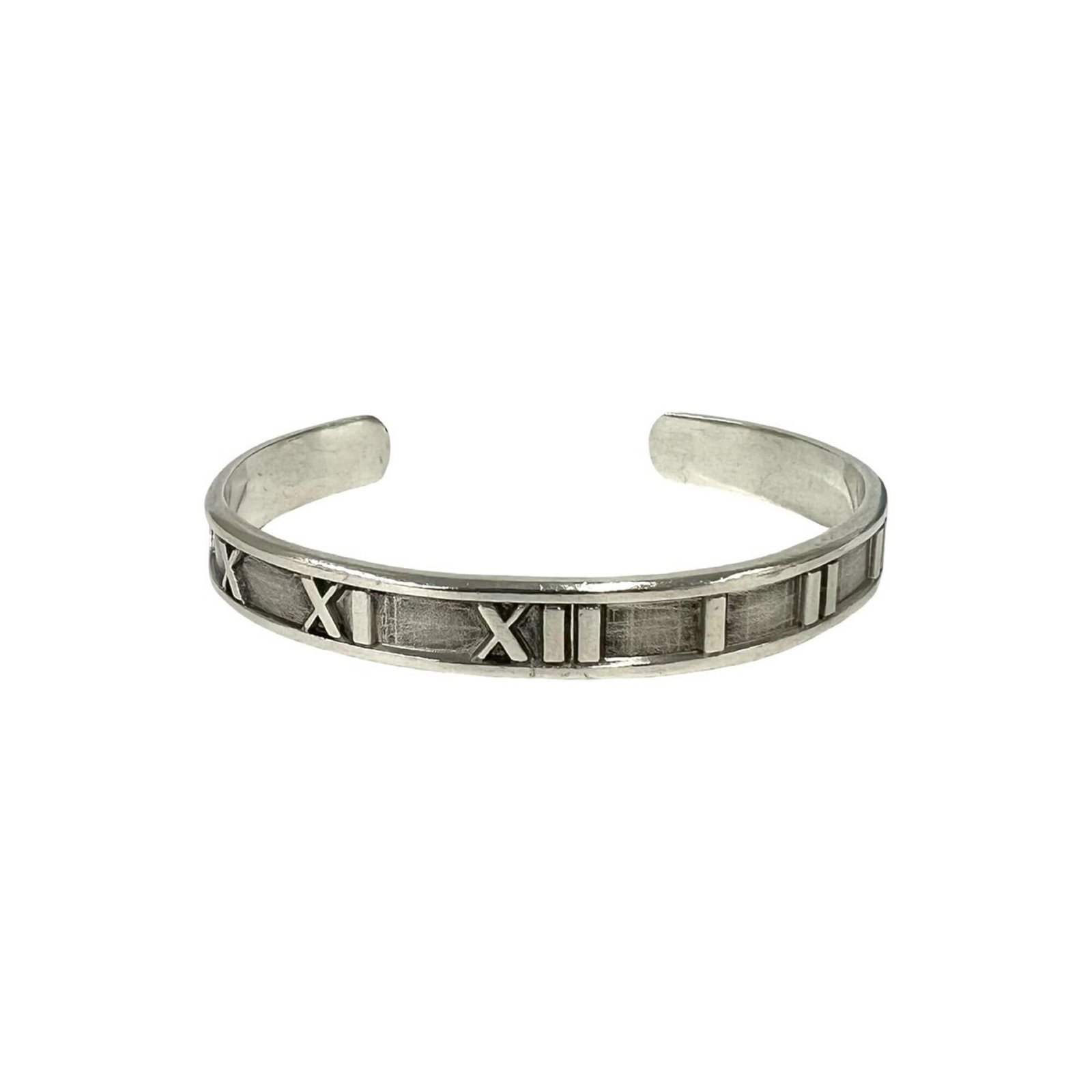 Silver Tiffany Bangle 925: Silver Tiffany Bangle 925 Silver Tiffany Bangle 925 features a sleek and modern design made from high-quality silver. The bangle measures 16.5cm in length, providing a comfortable fit for women. This