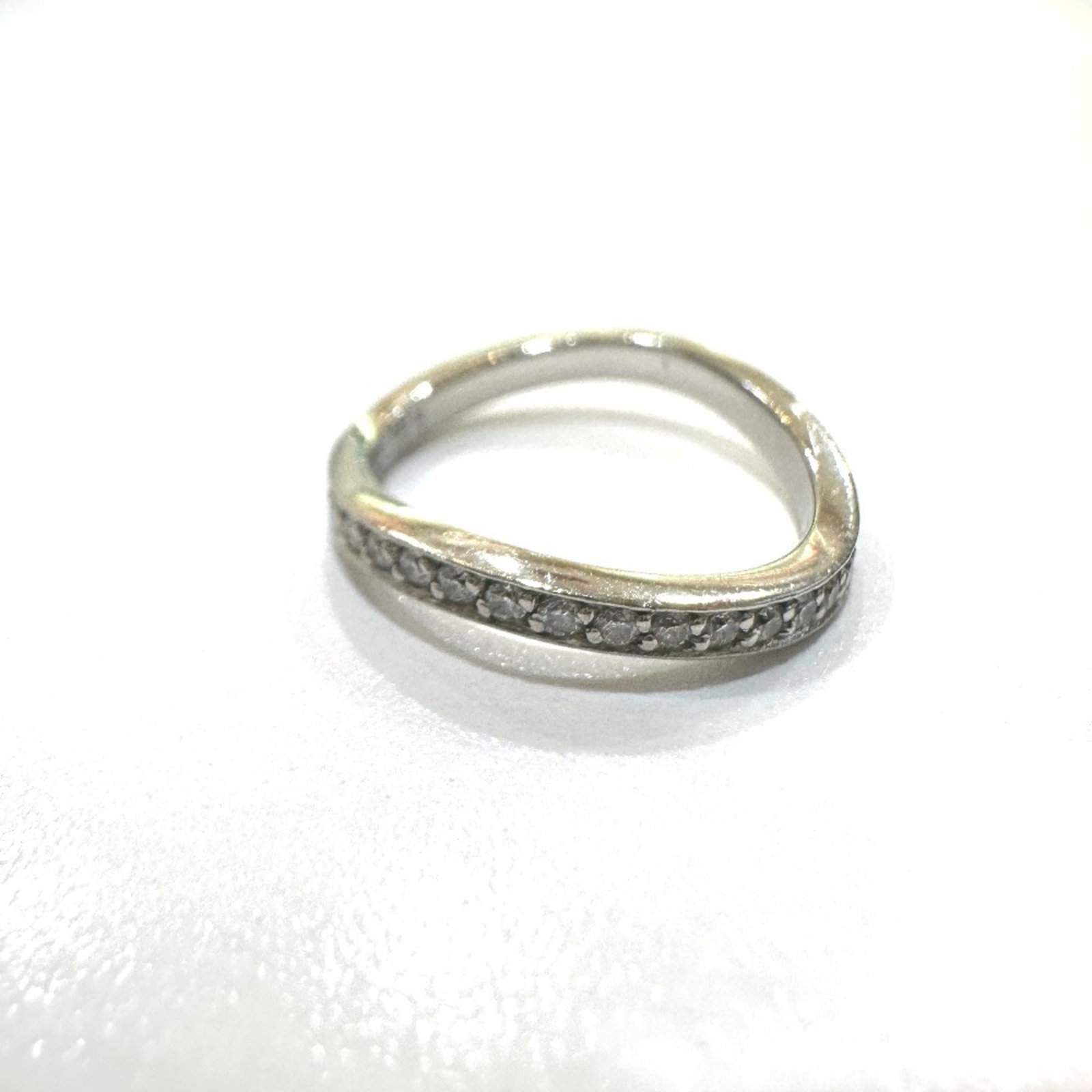 Ring in platinum 950 by Chanel: Ring in platinum 950 by Chanel Platinum ring band in silver from Chanel, featuring the brand's signature style. Made from high-quality platinum 950 material, this elegant piece is a classic addition