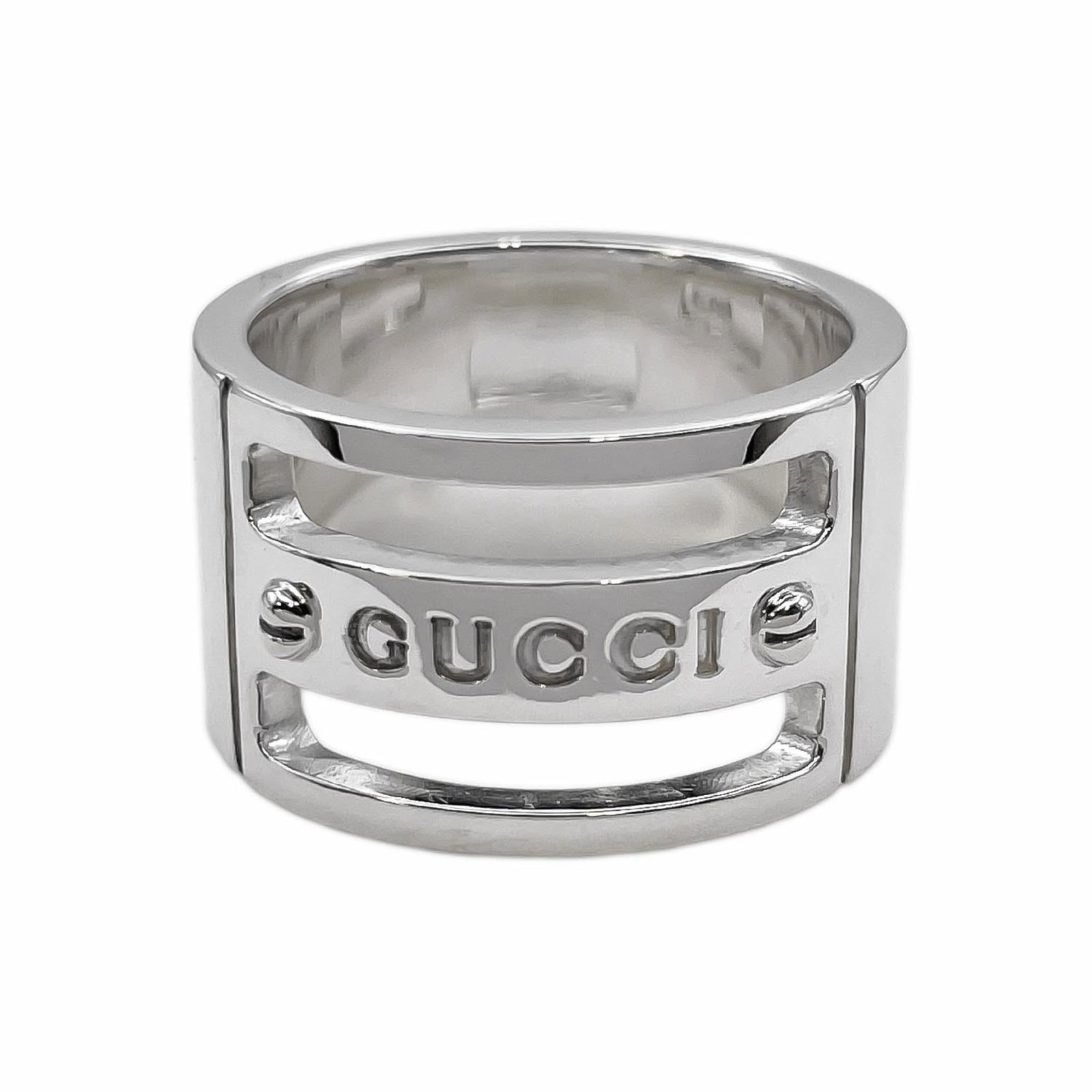Gucci Band Ring Silver 925: Gucci Band Ring Silver 925 Silver band ring from Gucci, made with high-quality silver 925 material. This stylish accessory features a sleek design suitable for everyday wear. Available in US size 6