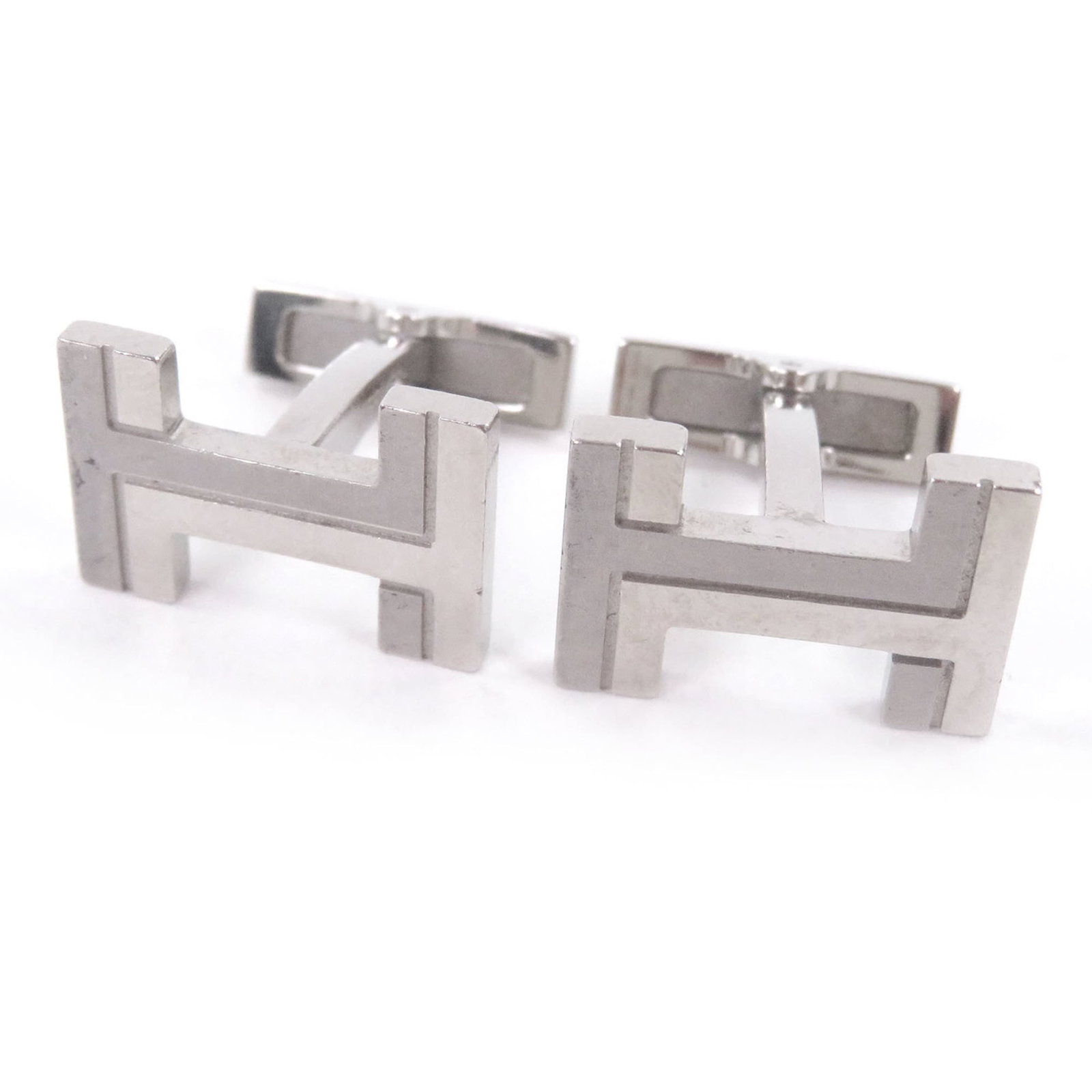 Hermes Stud/ Button: Hermes Stud/ Button Silver stud/button from Hermes, measuring 12.00mm x 17.00mm in size. This small but elegant piece bears a signature and originates from France. The understated design makes it a su
