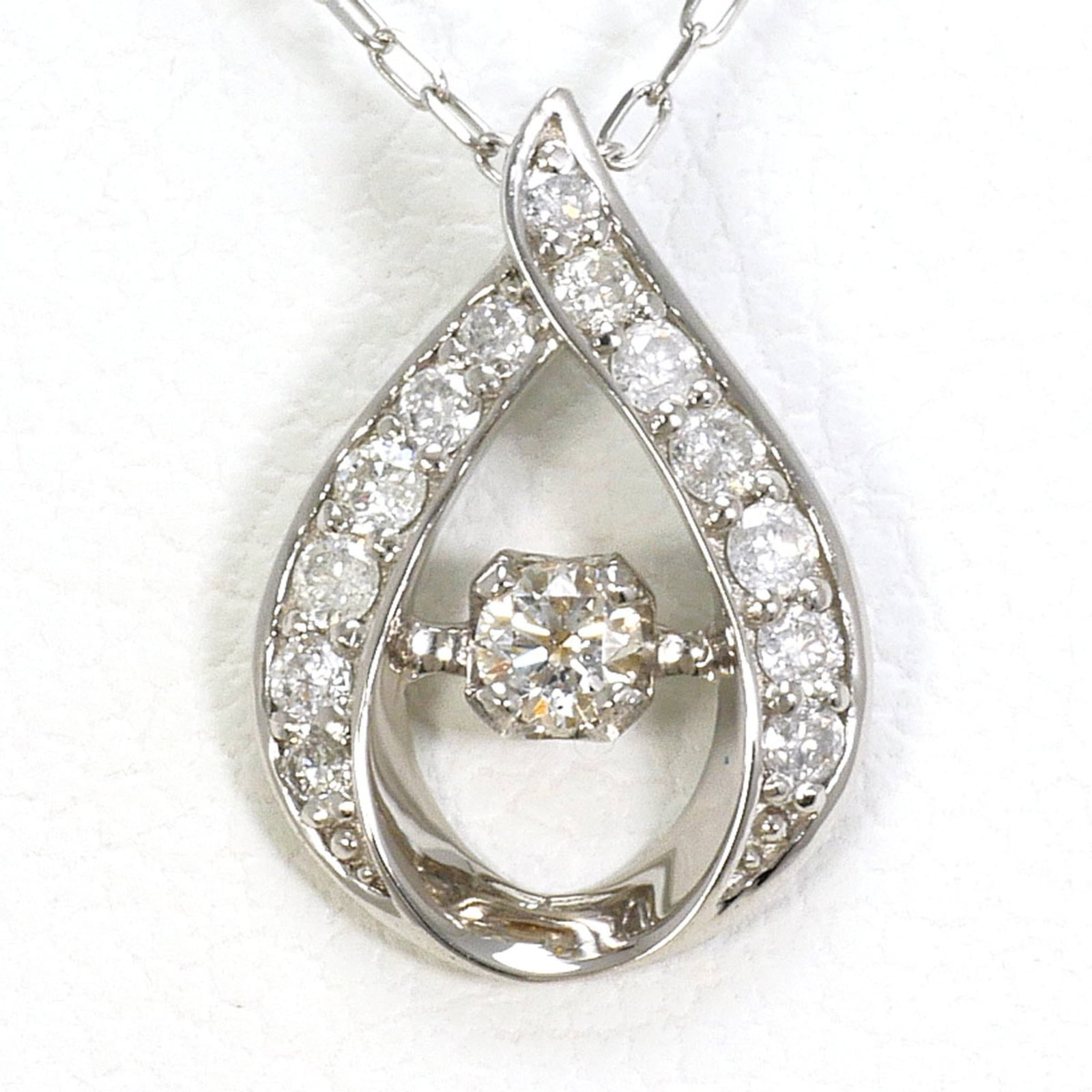 Platinum diamond necklace 0.15 ct total weight 1.6g like new condition: Platinum diamond necklace 0.15 ct total weight 1.6g like new condition Platinum diamond necklace boasts a total weight of 0.15 carats, showcasing a stunning 1.6g of precious metal and exceptional
