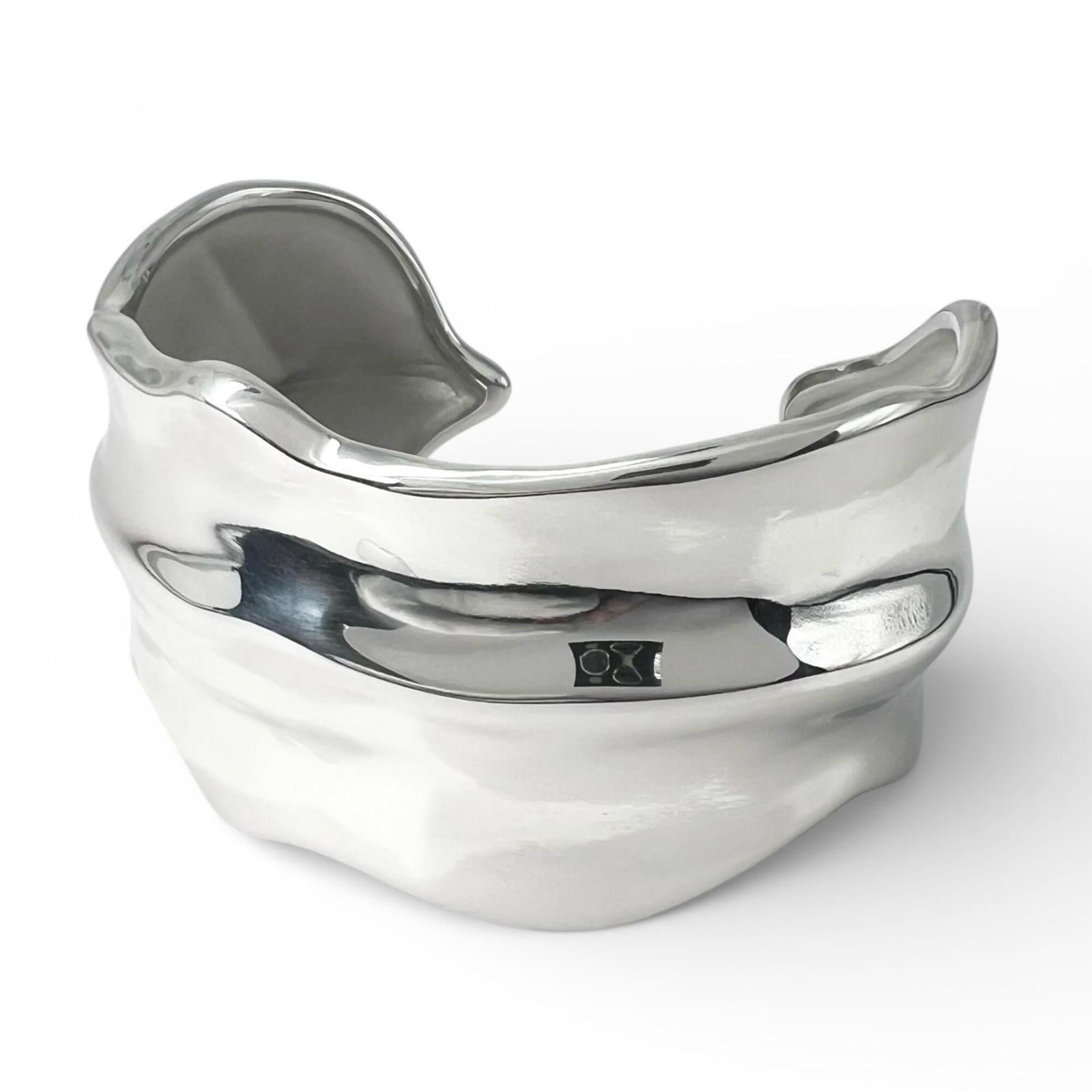 Silver Tiffany Bangle 925: Silver Tiffany Bangle 925 Silver Tiffany Bangle 925 - A sleek and elegant bangle from the renowned luxury brand, crafted from high-quality silver. Measuring 16cm in length, this beautiful piece adds a