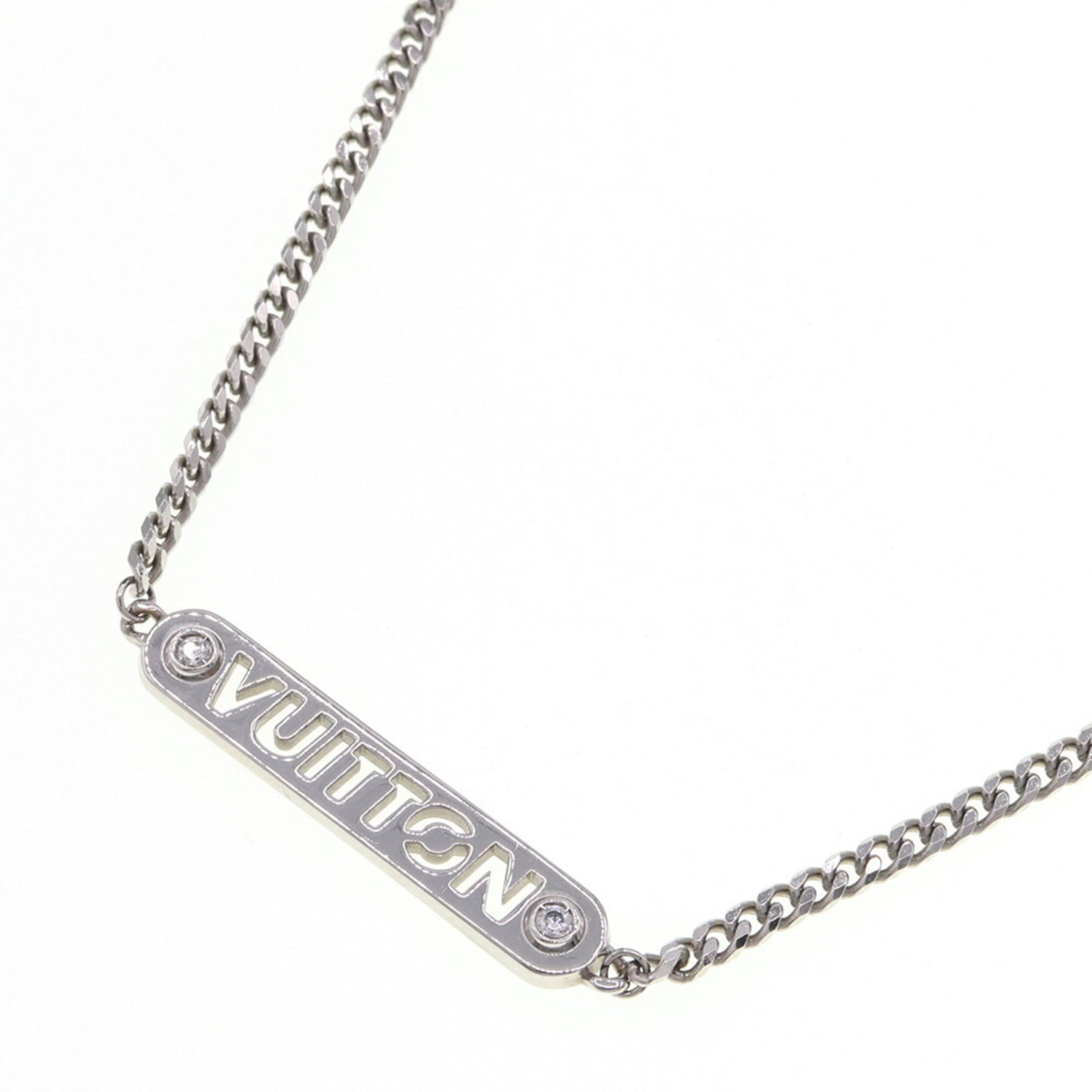 Louis Vuitton Necklace Lv Id M01154 Silver Metal Choker Pendant Plate Men'S Louis Vuitton: Louis Vuitton Necklace Lv Id M01154 Silver Metal Choker Pendant Plate Men'S Louis Vuitton Silver metal choker pendant plate from Louis Vuitton, featuring the iconic LV ID M01154 design. This men's