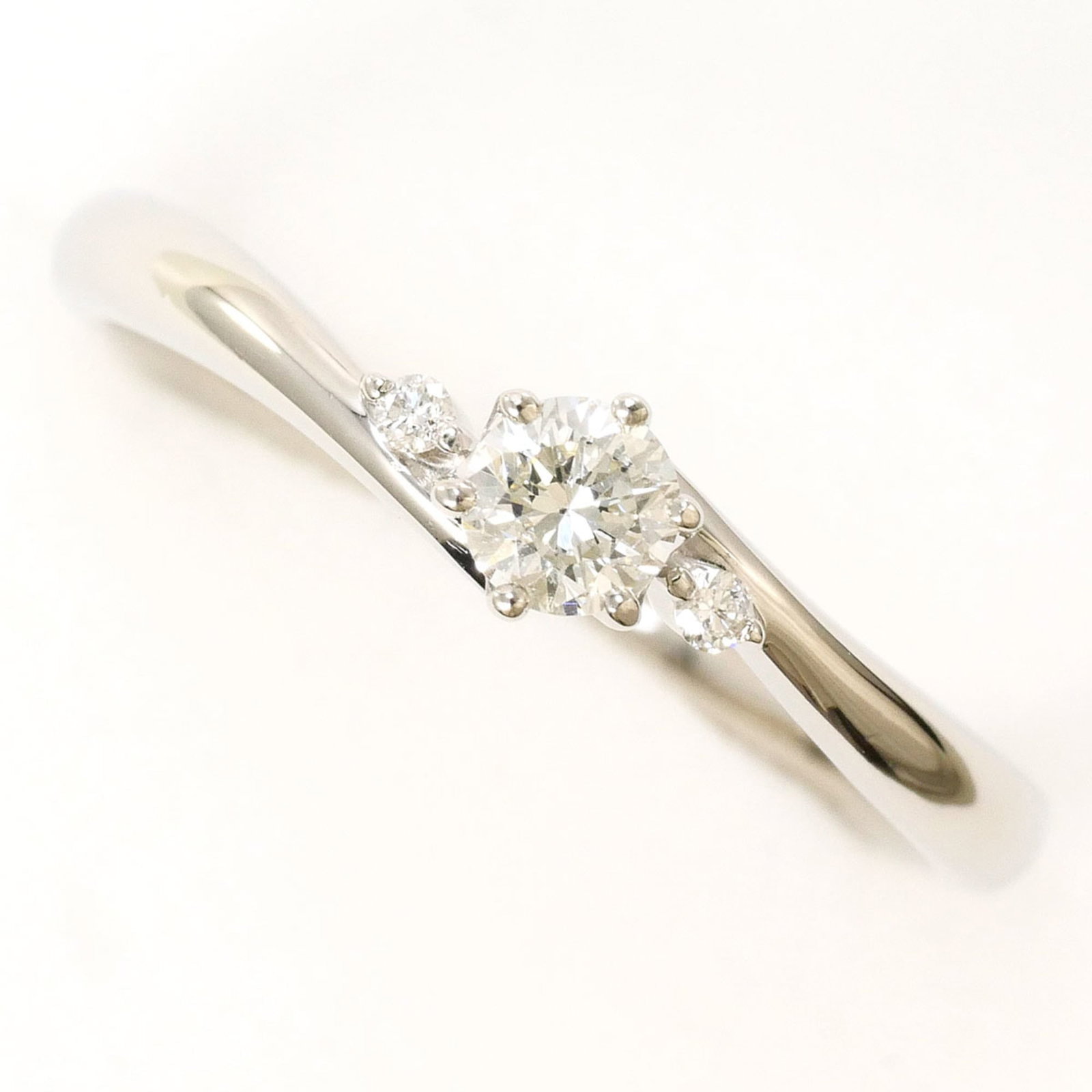 Ring Band Platinum Unbranded 900: Ring Band Platinum Unbranded 900 Platinum ring band with a diamond stone, measuring 4mm in width and weighing 2.6g. This platinum band features a US size 4.5 and a JP size 8, suitable for women's