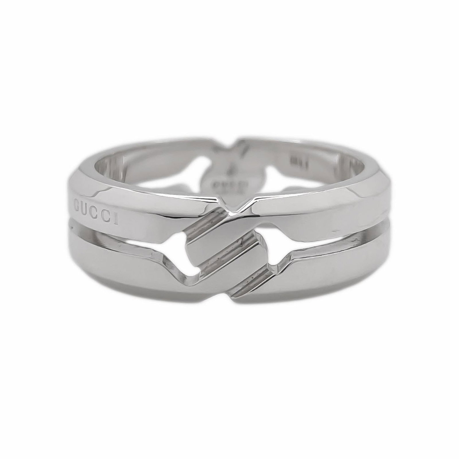 Gucci Band Ring Silver 925: Gucci Band Ring Silver 925 Silver Gucci Band Ring with 925 Material, US Size 8.5 and JP Size 17.5, featuring a sleek silver band width of 6mm. This stylish ring showcases the iconic Gucci brand,