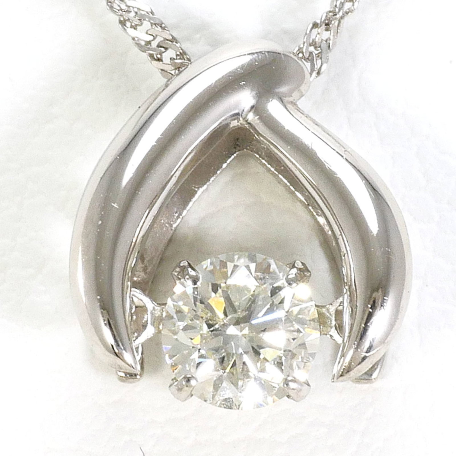 Pt900 Platinum/ Pt850 Necklace With 0.20Ct Diamond Total Weight 1.8G 40Cm Like New Condition: Pt900 Platinum/ Pt850 Necklace With 0.20Ct Diamond Total Weight 1.8G 40Cm Like New Condition Platinum/ Pt900 Necklace with 0.20Ct Diamond Total Weight 1.8G, featuring a striking 40cm platinum chain