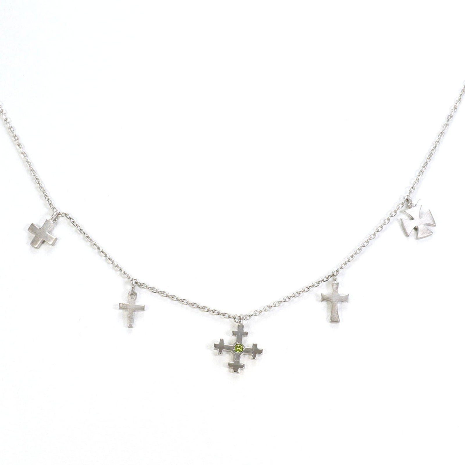 18K (18-Karat White Gold) Necklace With Green Diamond (No Carat Markings) Total Weight 2.5G 40Cm: 18K (18-Karat White Gold) Necklace With Green Diamond (No Carat Markings) Total Weight 2.5G 40Cm The necklace boasts an impressive 2.5g of green diamond, set in 18K white gold, creating a striking con