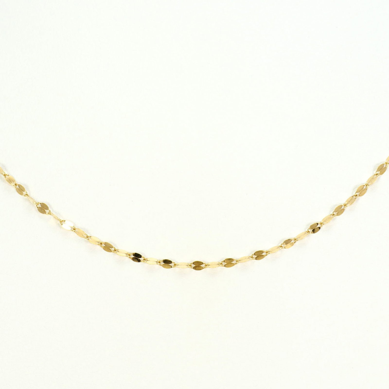 18K (18-Karat) Yellow Gold Necklace Total Weight 0.8G 43Cm Jewelry: 18K (18-Karat) Yellow Gold Necklace Total Weight 0.8G 43Cm Jewelry 18K yellow gold necklace with a total weight of 0.8g, featuring a striking 43cm length. This beautiful piece boasts an impressive