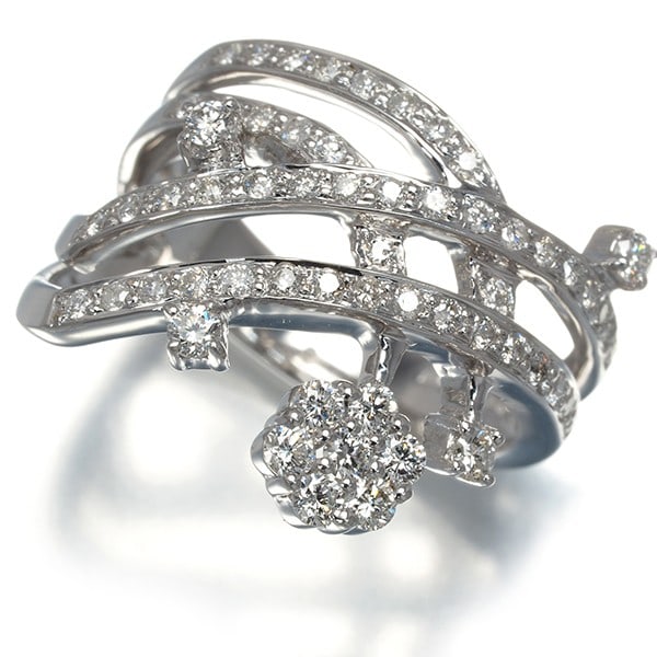 Flower ring diamond 0.75ct white gold 18k: Flower ring diamond 0.75ct white gold 18k White gold 18k diamond ring with a total of 0.75ct, featuring five to six diamonds with slight surface-reaching natural inclusions and fractures that are bare