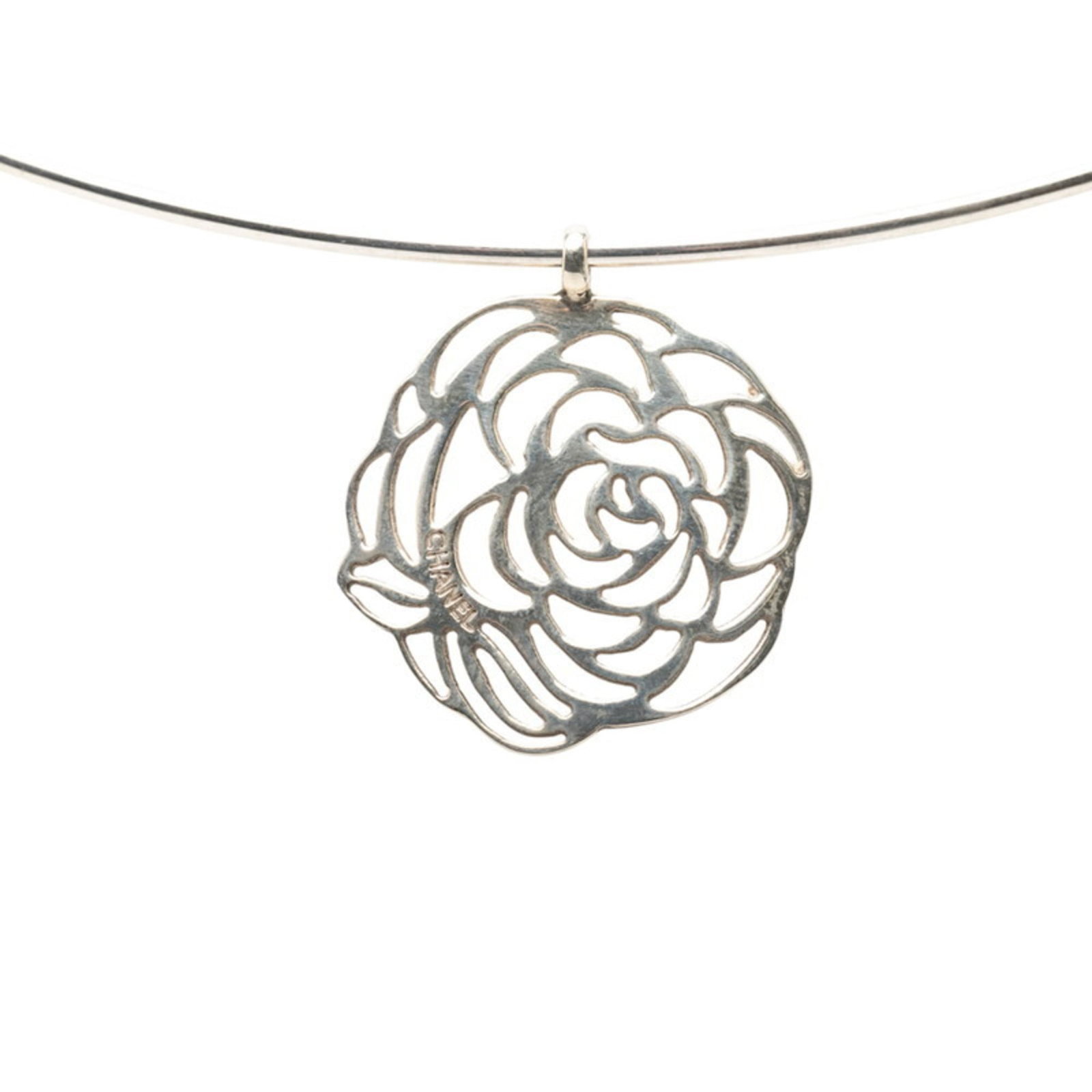 Chanel Camellia Necklace Choker Silver Metal Women'S: Chanel Camellia Necklace Choker Silver Metal Women'S Silver metal Chanel Camellia Necklace Choker with a pendant size of 26.2mm x 25.3mm, set against a neck circumference of 40 cm / 15.74''. This