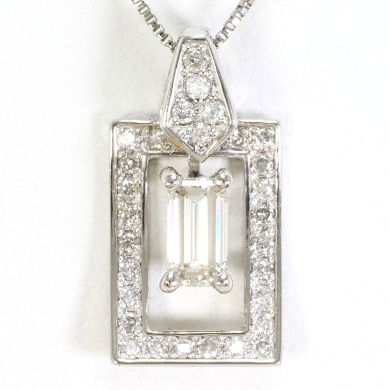 Pt900 Platinum Pt850 Necklace with Diamonds 0.277 Vs1 Clarity Certificate of Authenticity Total: Pt900 Platinum Pt850 Necklace with Diamonds 0.277 Vs1 Clarity Certificate of Authenticity Total Platinum Pt900 Necklace with Diamonds, featuring a stunning 0.277 carat diamond set in platinum 850 and 