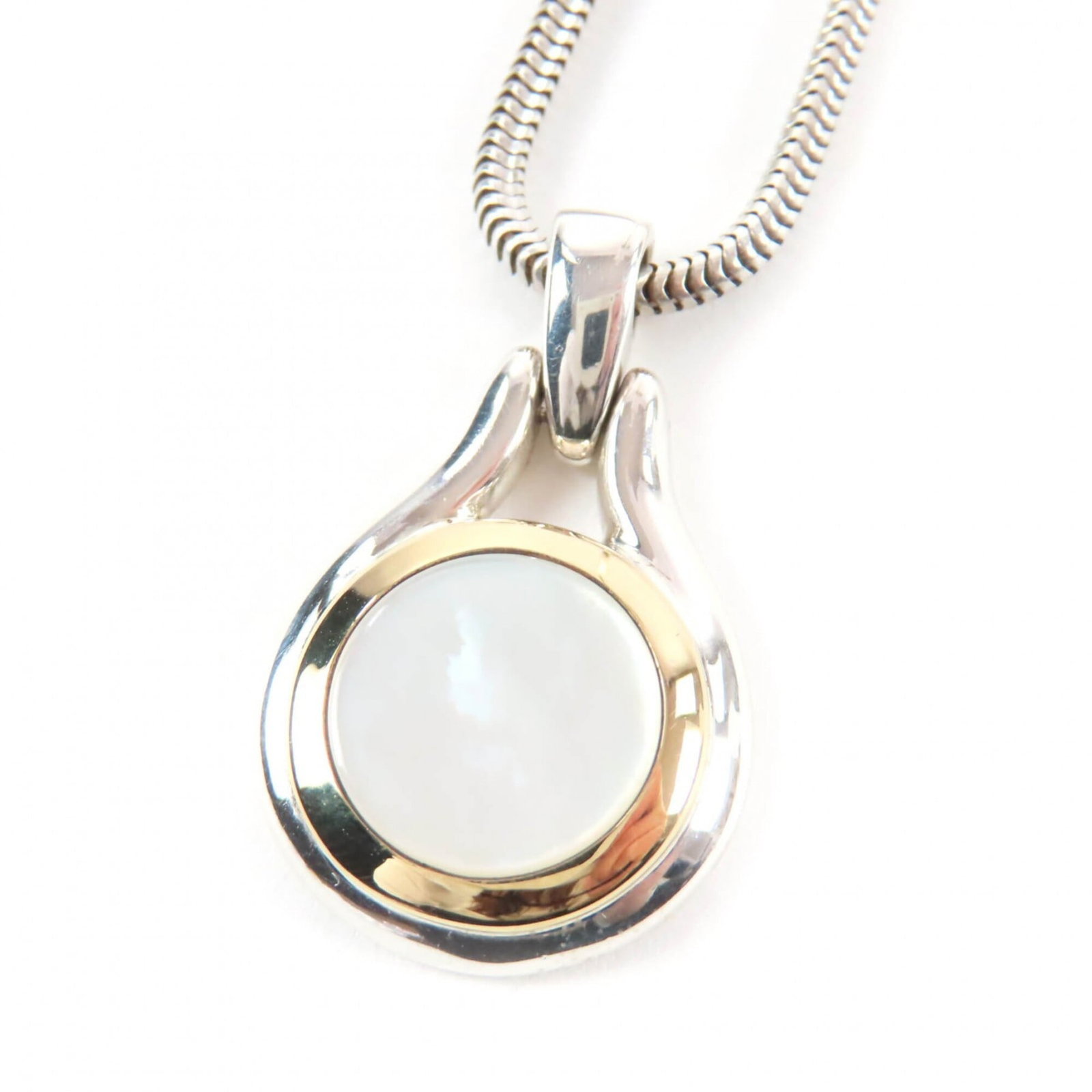 Tiffany and Co 925 18k gold silver combination necklace with mother of pearl total weight 12.8g: Tiffany and Co 925 18k gold silver combination necklace with mother of pearl total weight 12.8g Tiffany and Co's 925 18k gold silver combination necklace boasts an impressive mother of pearl total