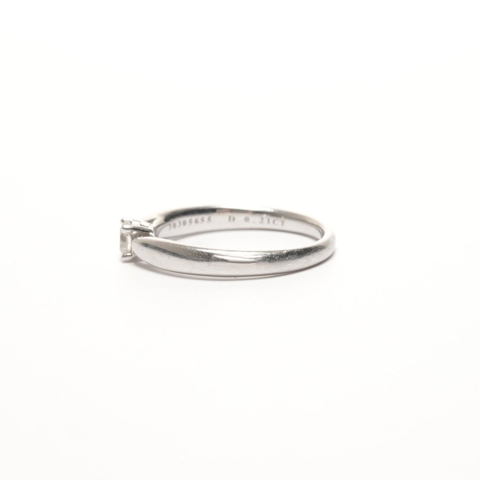 Ring Tiffany Band: Ring Tiffany Band Silver Tiffany Band ring, available in US size 5.5 and Japanese size 10, features the iconic brand's signature style. This classic band ring showcases the luxury of Tiffany & Co.'s
