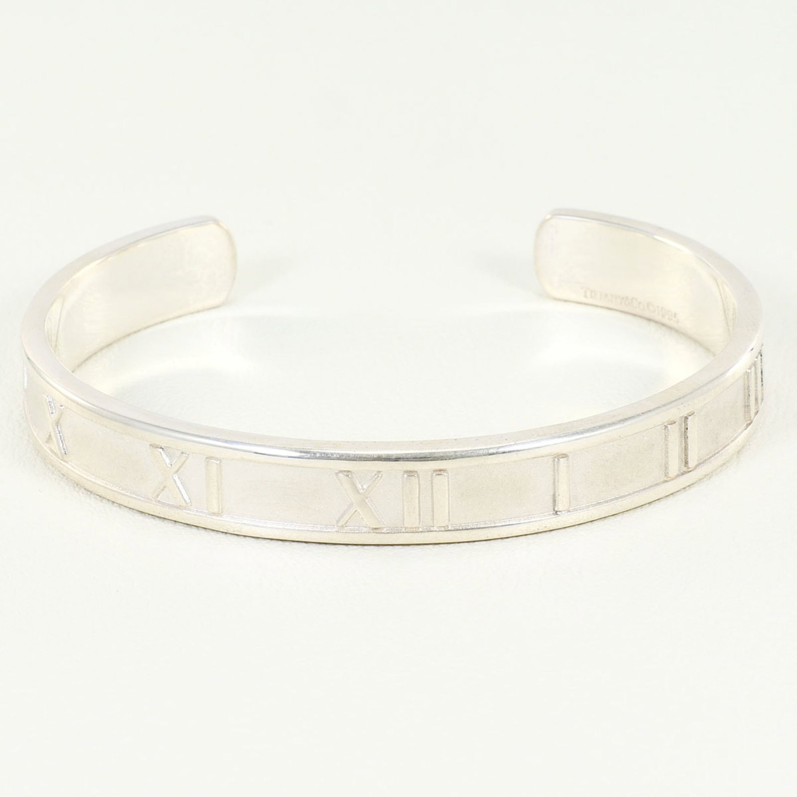 Silver Tiffany Bangle 925: Silver Tiffany Bangle 925 Silver Tiffany Bangle 925 - A sleek and modern bangle from the renowned luxury brand, crafted from high-quality silver with a distinctive Tiffany hallmark. Measuring 15cm in 