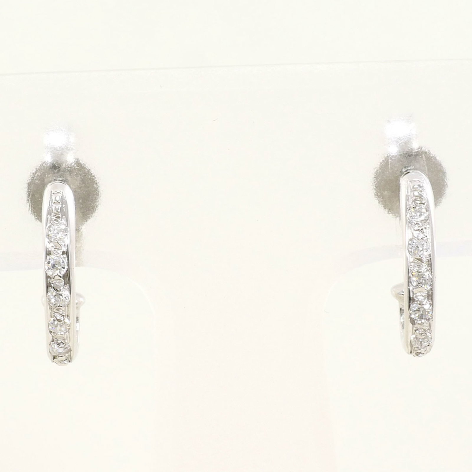 Unbranded Half Hoop Earrings White Gold (18K): Unbranded Half Hoop Earrings White Gold (18K) Unbranded half hoop earrings in white gold (18K) offer a sleek, understated design. Made from high-quality white gold with a metal purity of 18K, these