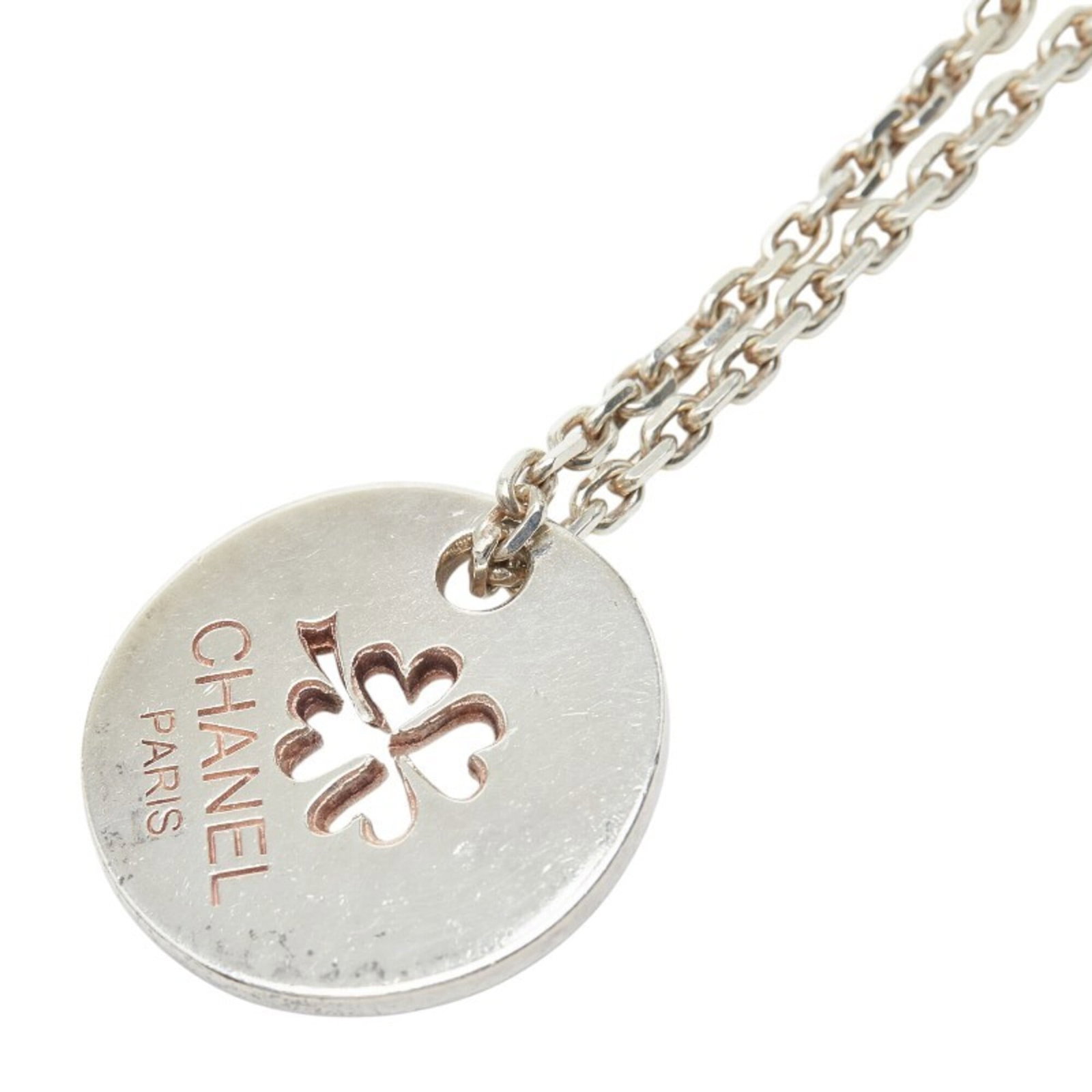 Sterling Silver Women's Clover Motif Necklace Chanel 31 Rue Cambon: Sterling Silver Women's Clover Motif Necklace Chanel 31 Rue Cambon Sterling silver necklace featuring a beautiful clover motif, crafted by Chanel and bearing the iconic brand's signature. This