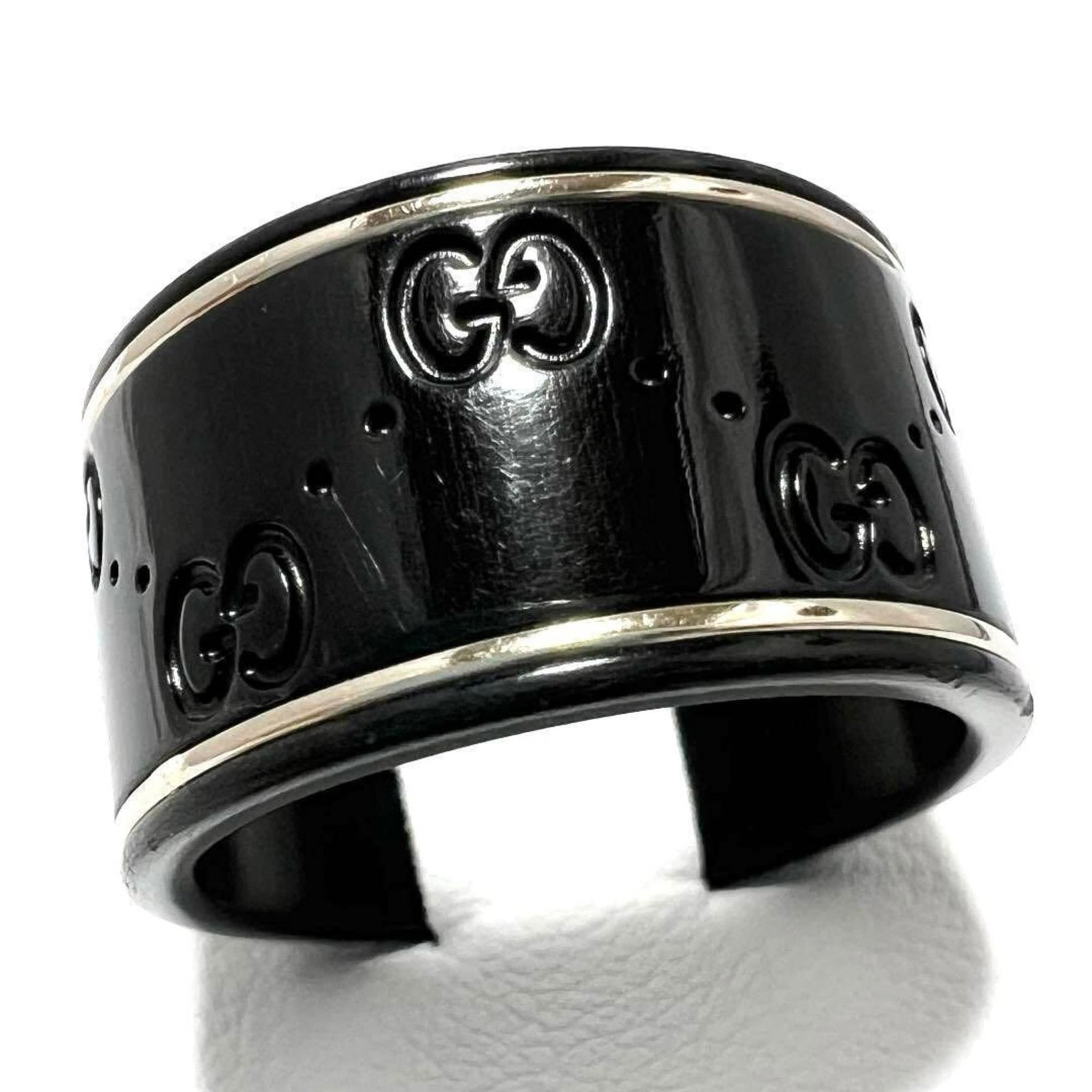 White Gold Ceramic Ring Band Gucci: White Gold Ceramic Ring Band Gucci White Gold Ceramic Ring Band Gucci. This men's band ring features ceramic and white gold (18K) materials, making it a unique combination of style and durability.
