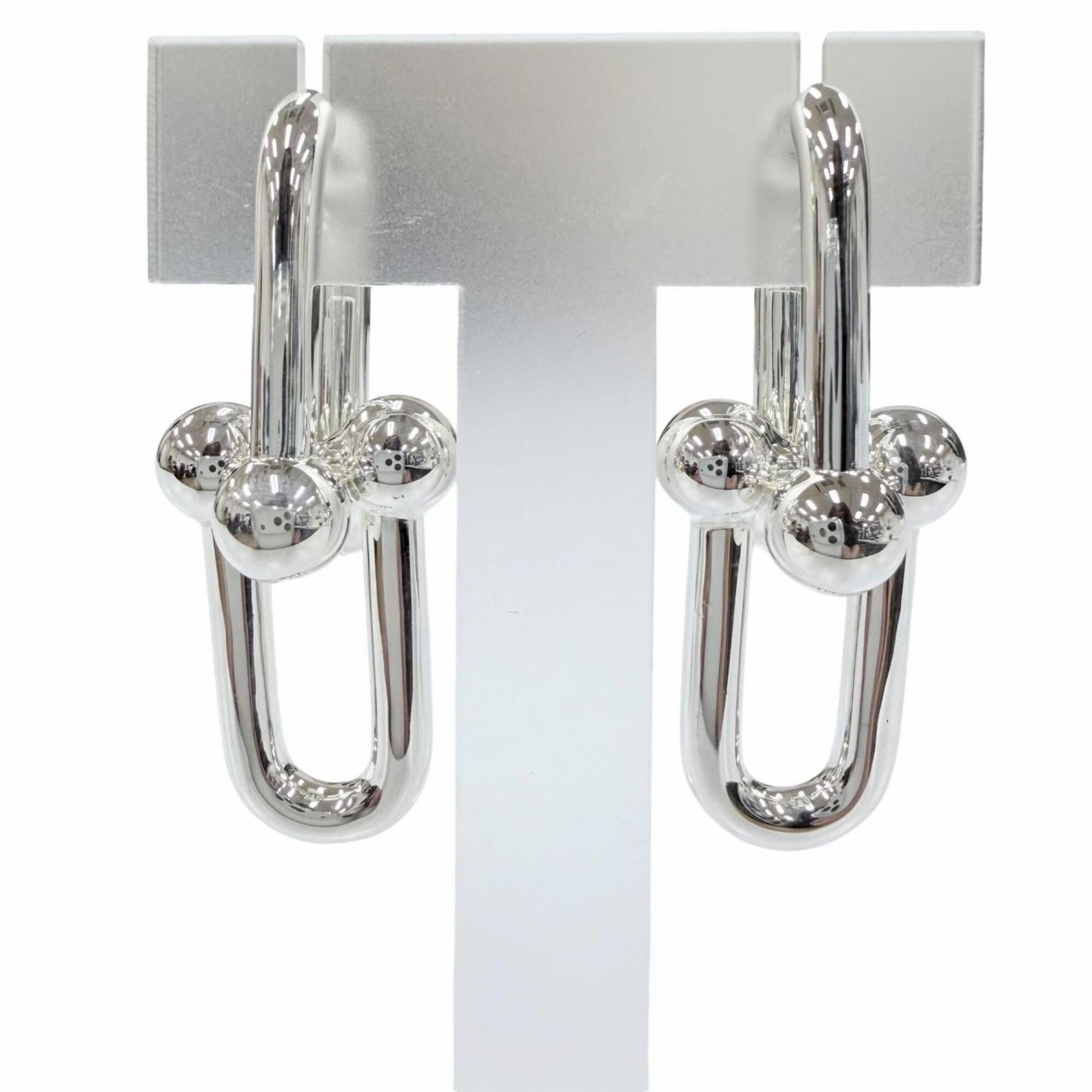 Tiffany Stud Earrings Silver 925: Tiffany Stud Earrings Silver 925 Silver 925 stud earrings from Tiffany, crafted in Italy. These elegant earrings feature a sleek silver design with a 47mm x 18mm size and a sturdy construction. Made f