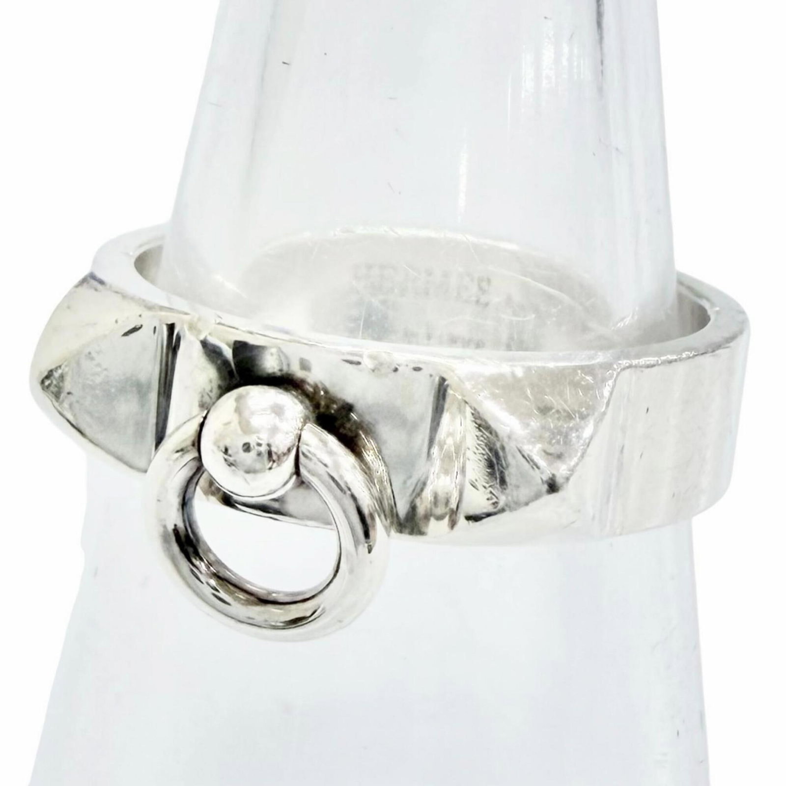 Silver Ring Band Hermes 925: Silver Ring Band Hermes 925 Silver Ring Band Hermes 925 is made from high-quality silver, with a classic design that suits women's fashion. The ring features a timeless style and a size of 6.5, suitab