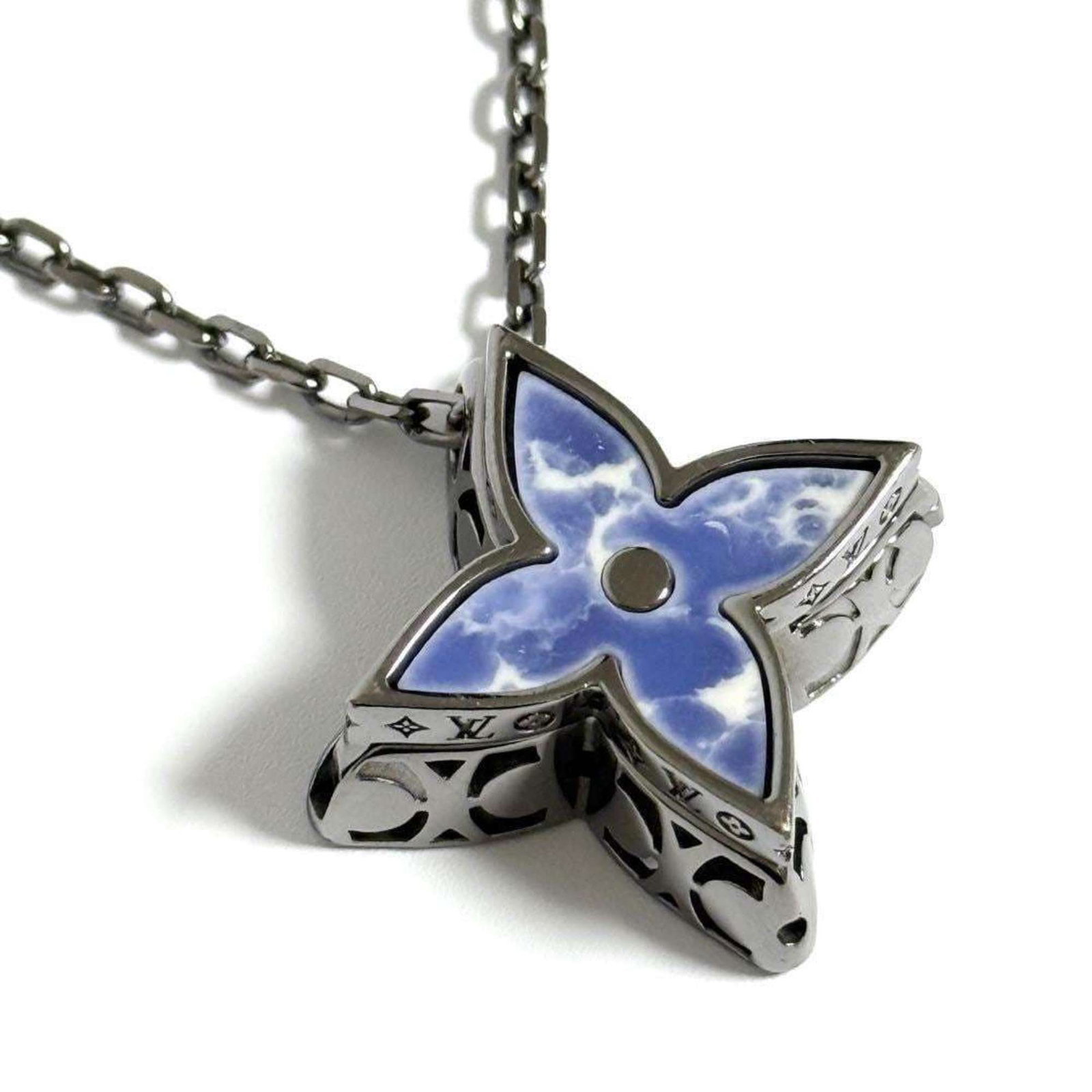 Louis Vuitton Men'S Pendant Flower Locket Necklace (1 of 10)