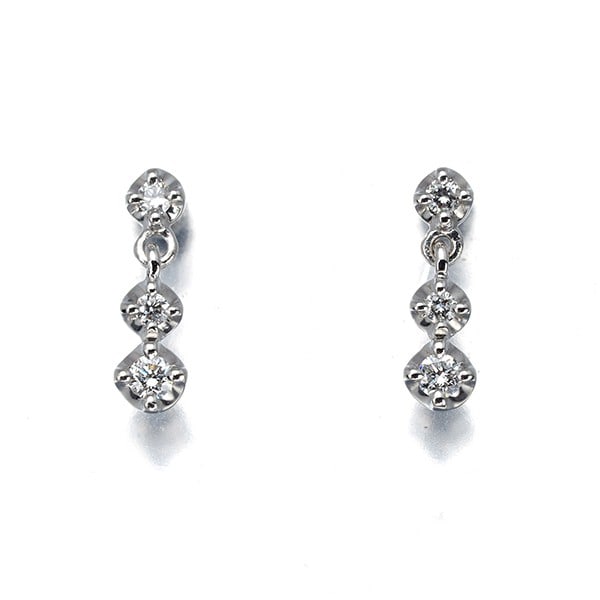 Earrings Diamond 3P 900 Platinum: Earrings Diamond 3P 900 Platinum Platinum earrings feature a natural diamond stud, weighing 0.9g and measuring 8.9 x 2.7mm in design size. The item boasts a high metal purity of 900, showcasing