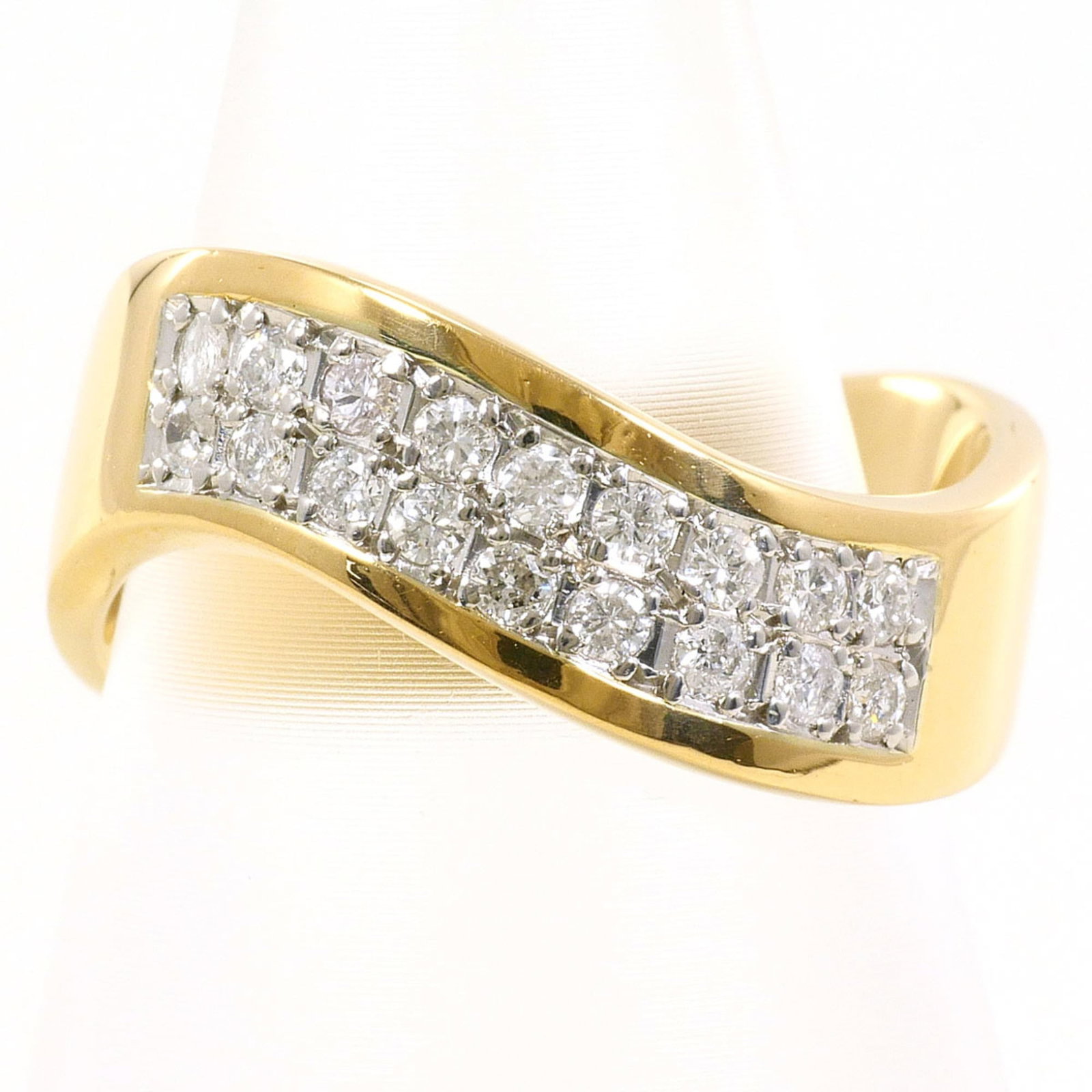 Unbranded Band Ring Platinum Yellow Gold (18K): Unbranded Band Ring Platinum Yellow Gold (18K) Platinum and yellow gold come together in this elegant band ring, crafted from 18K metal for durability and shine. The 0.29ct diamond adds a touch of