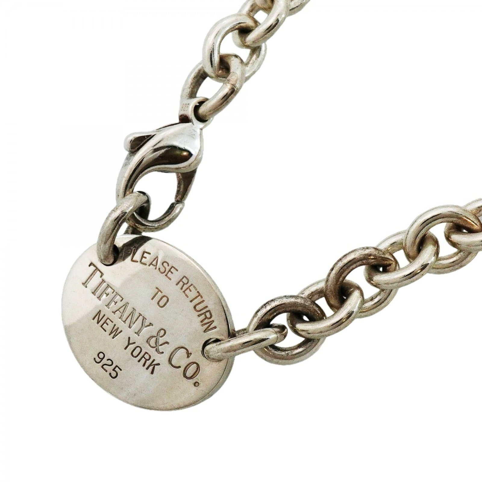 Tiffany & Co. Return To Oval Sterling Silver Necklace For Women: Tiffany & Co. Return To Oval Sterling Silver Necklace For Women Tiffany & Co. Return To Oval Sterling Silver Necklace For Women features a beautiful oval-shaped pendant, measuring 18mm x 22.6mm,
